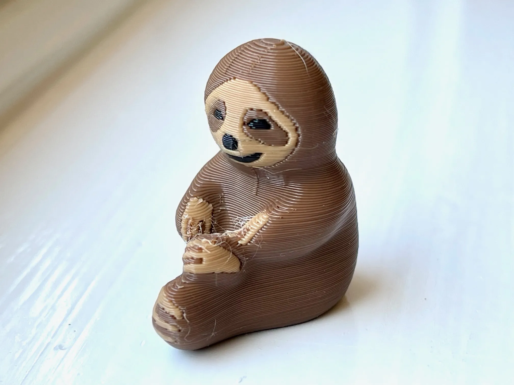 Nhân vật lười biếng dễ thương ngồi với chân co lại