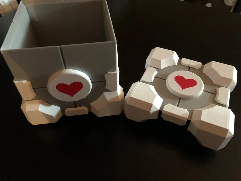 Hộp Companion Cube với các phần tách rời nhiều màu sắc
