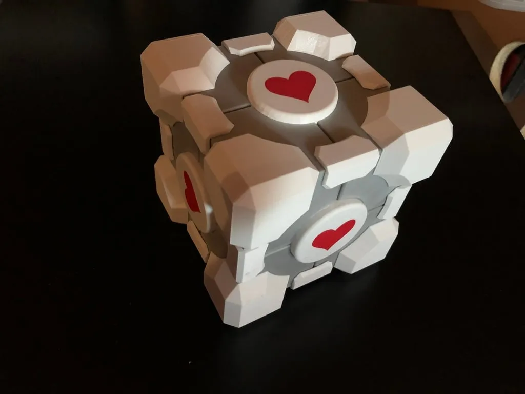 Hộp Companion Cube với các phần tách rời nhiều màu sắc