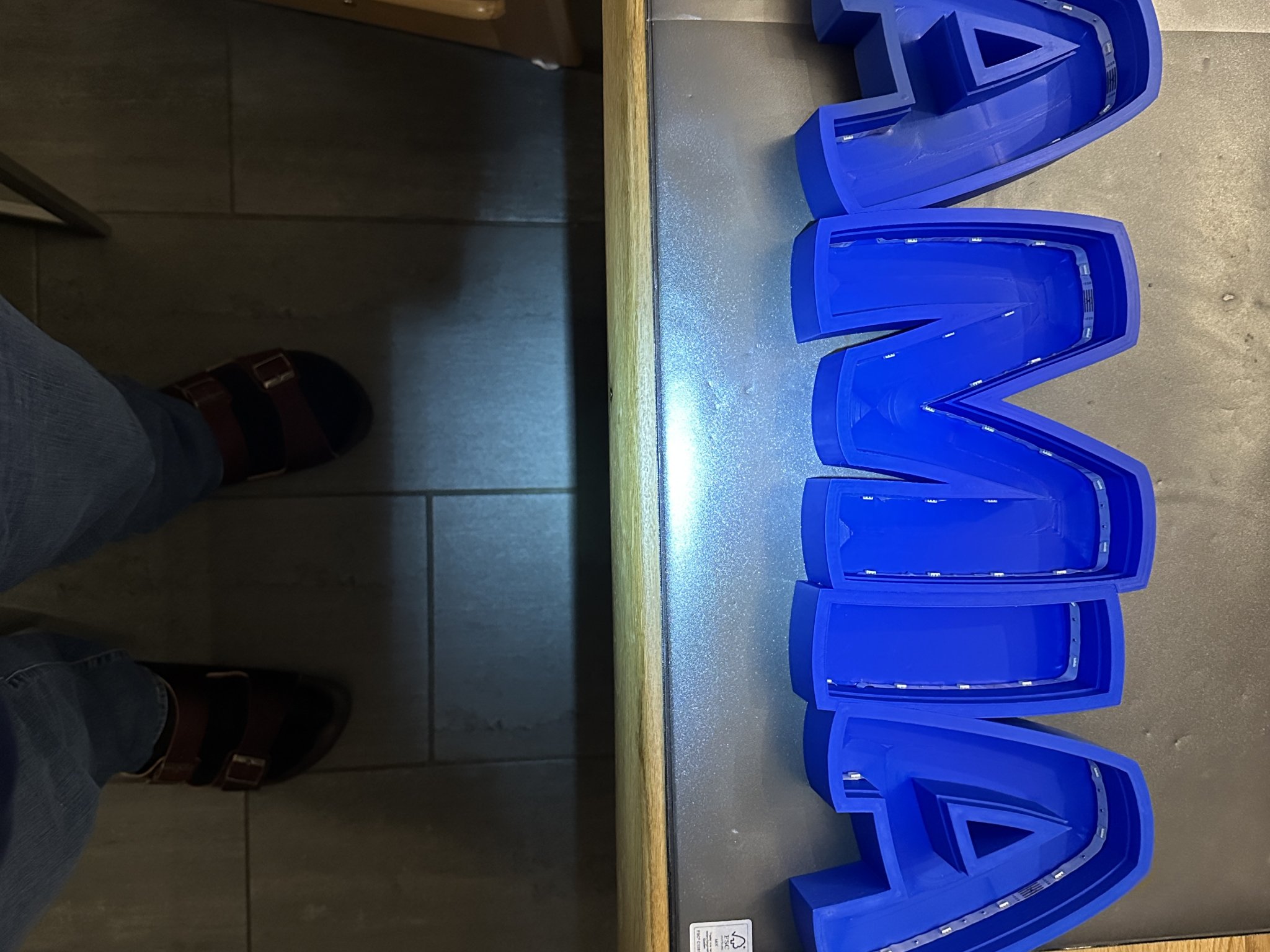 Đèn LED tên "DAMIAN" có thể in được