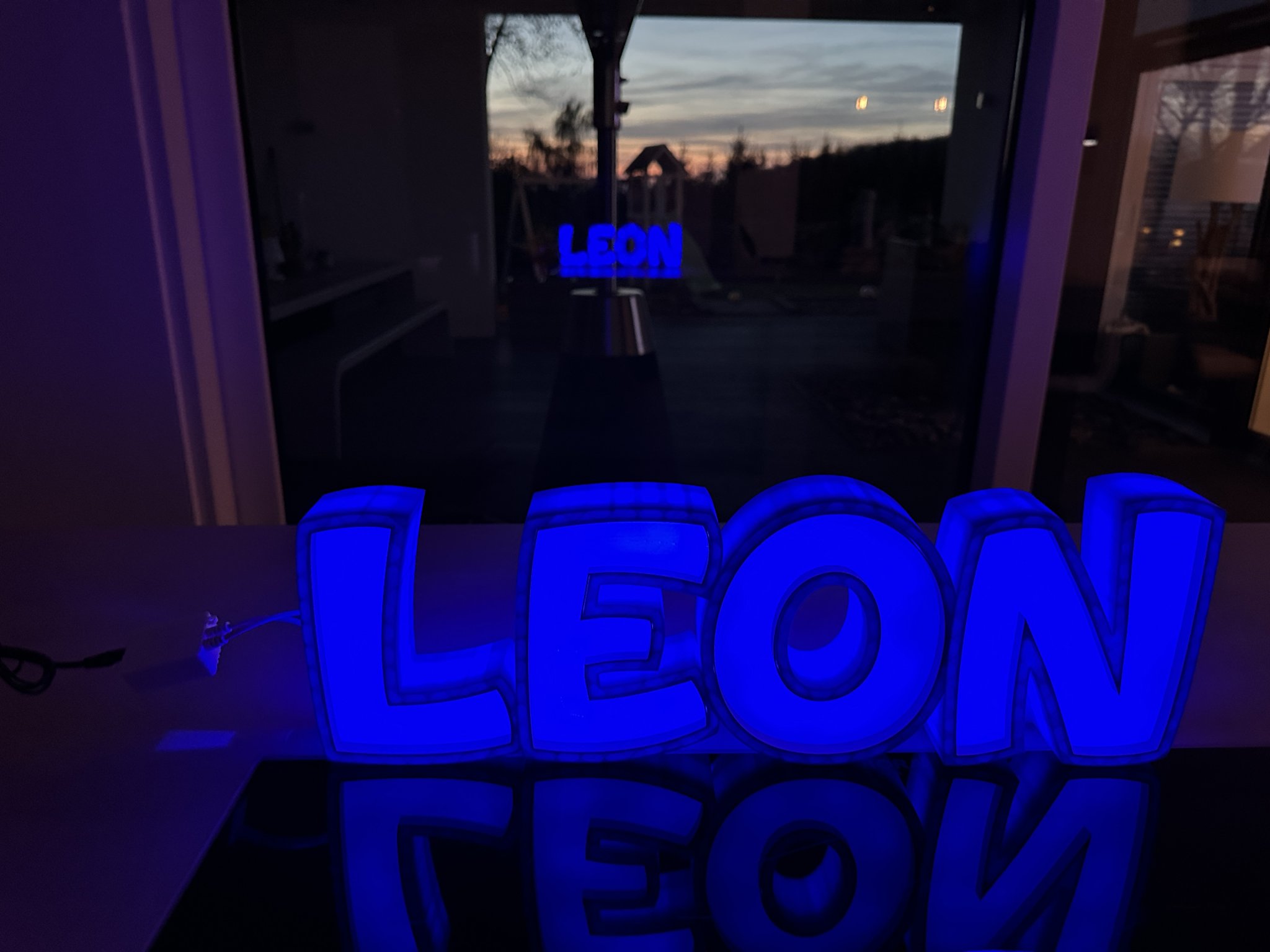 Đèn LED tên "LEON" cho trẻ em