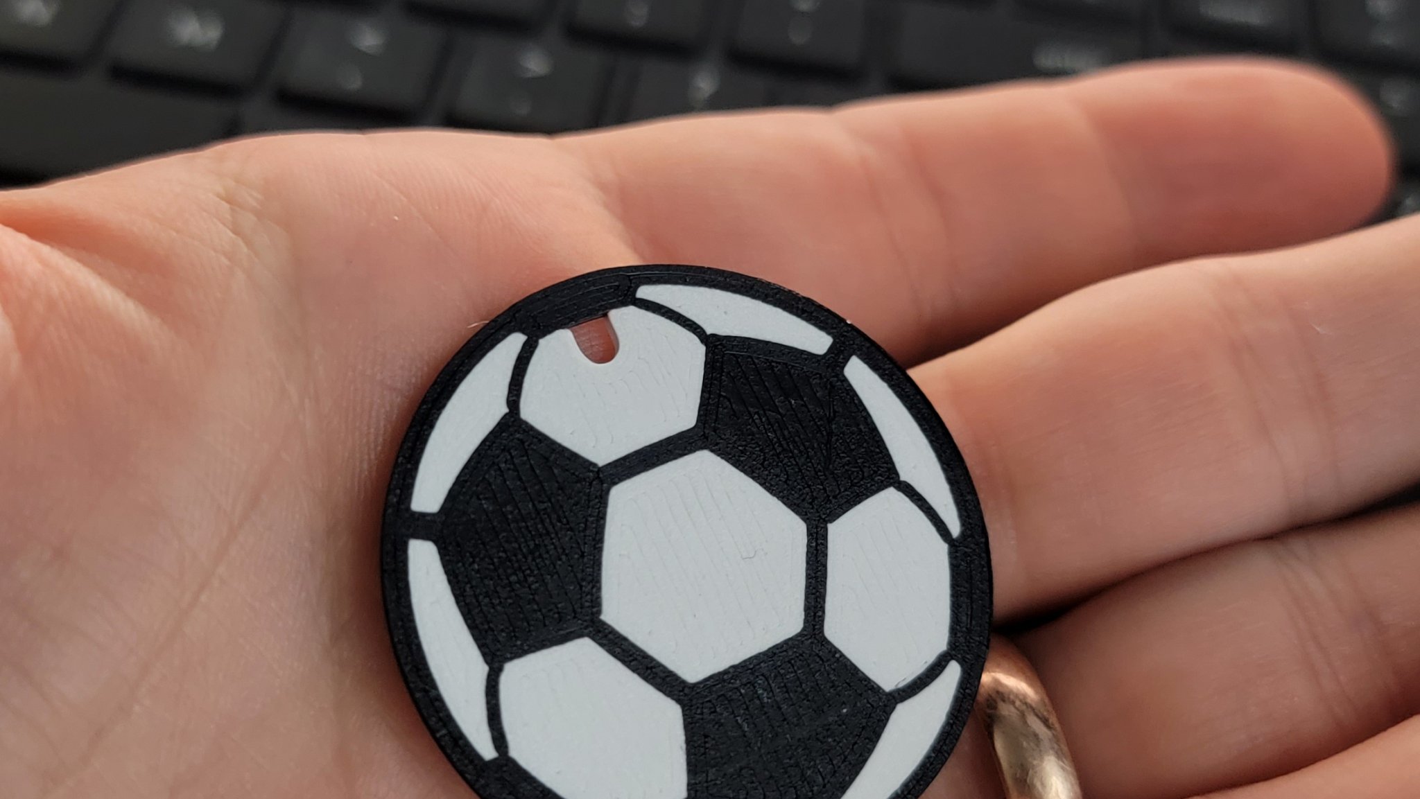 Móc chìa khóa bóng đá hai màu độc đáo