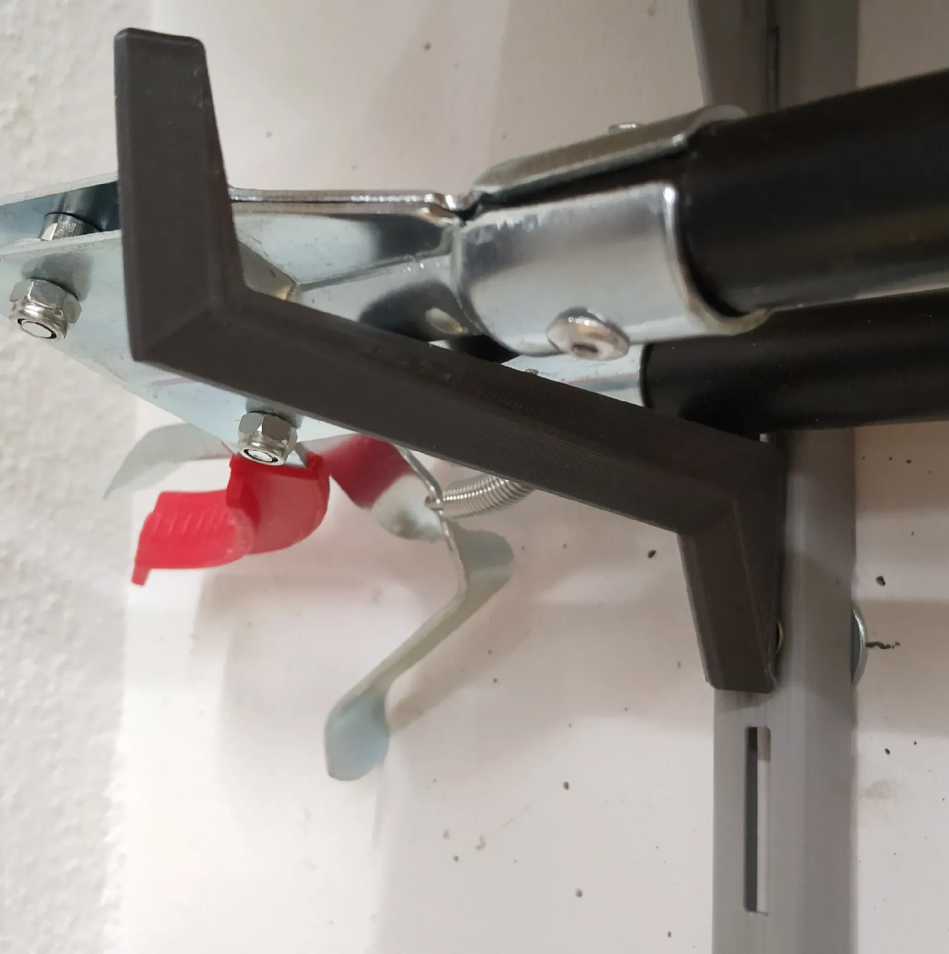 Giá đỡ treo tường cho ống và dụng cụ nhẹ