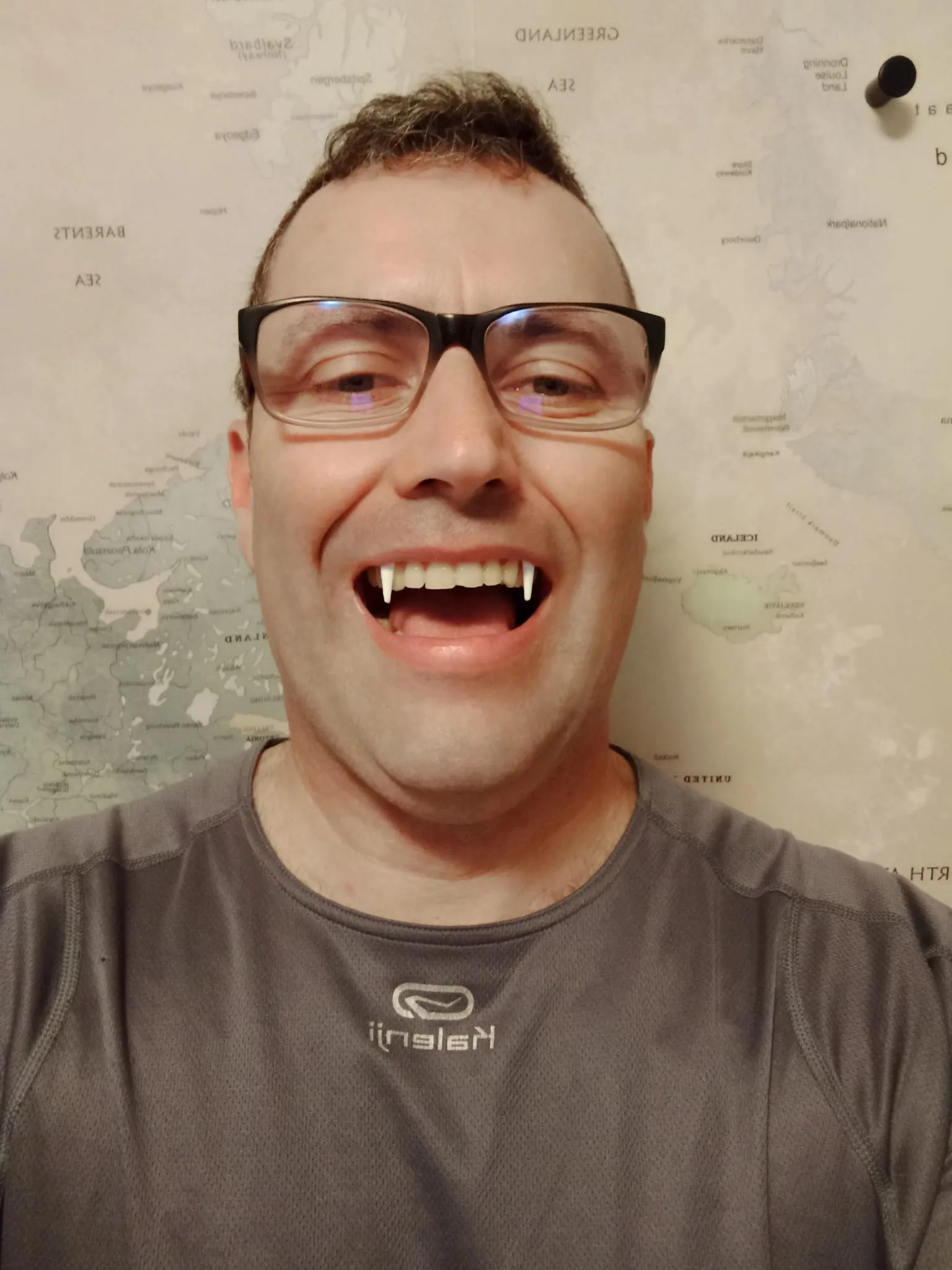 Răng ma cà rồng dùng để cắn tốt