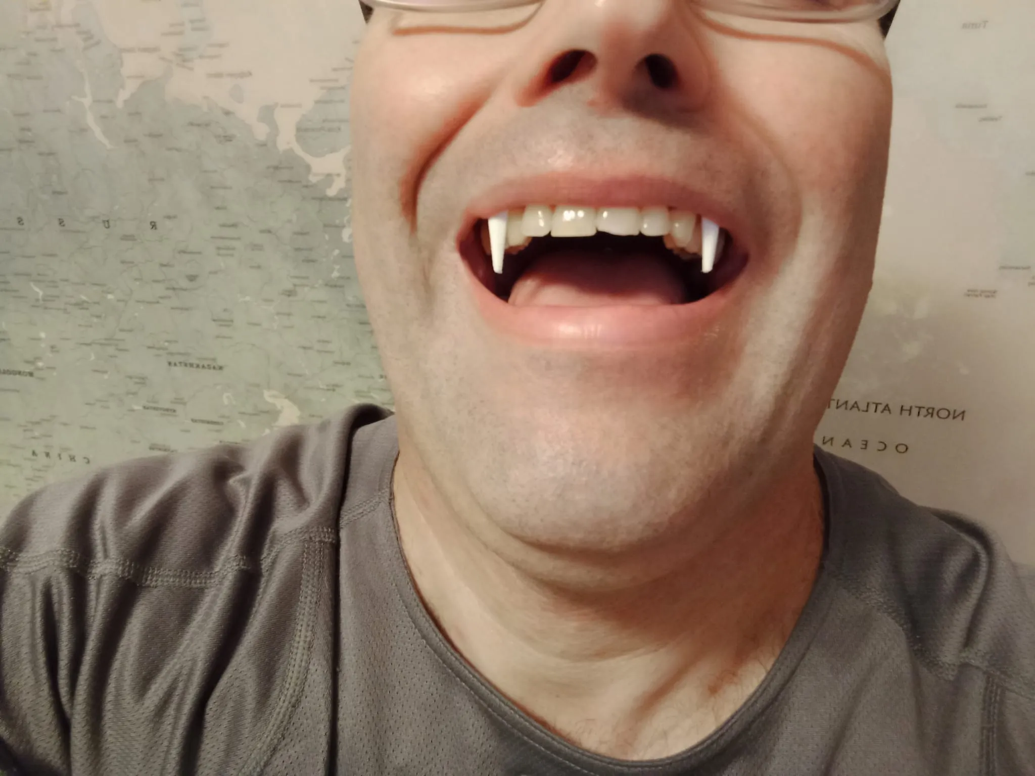 Răng ma cà rồng dùng để cắn tốt