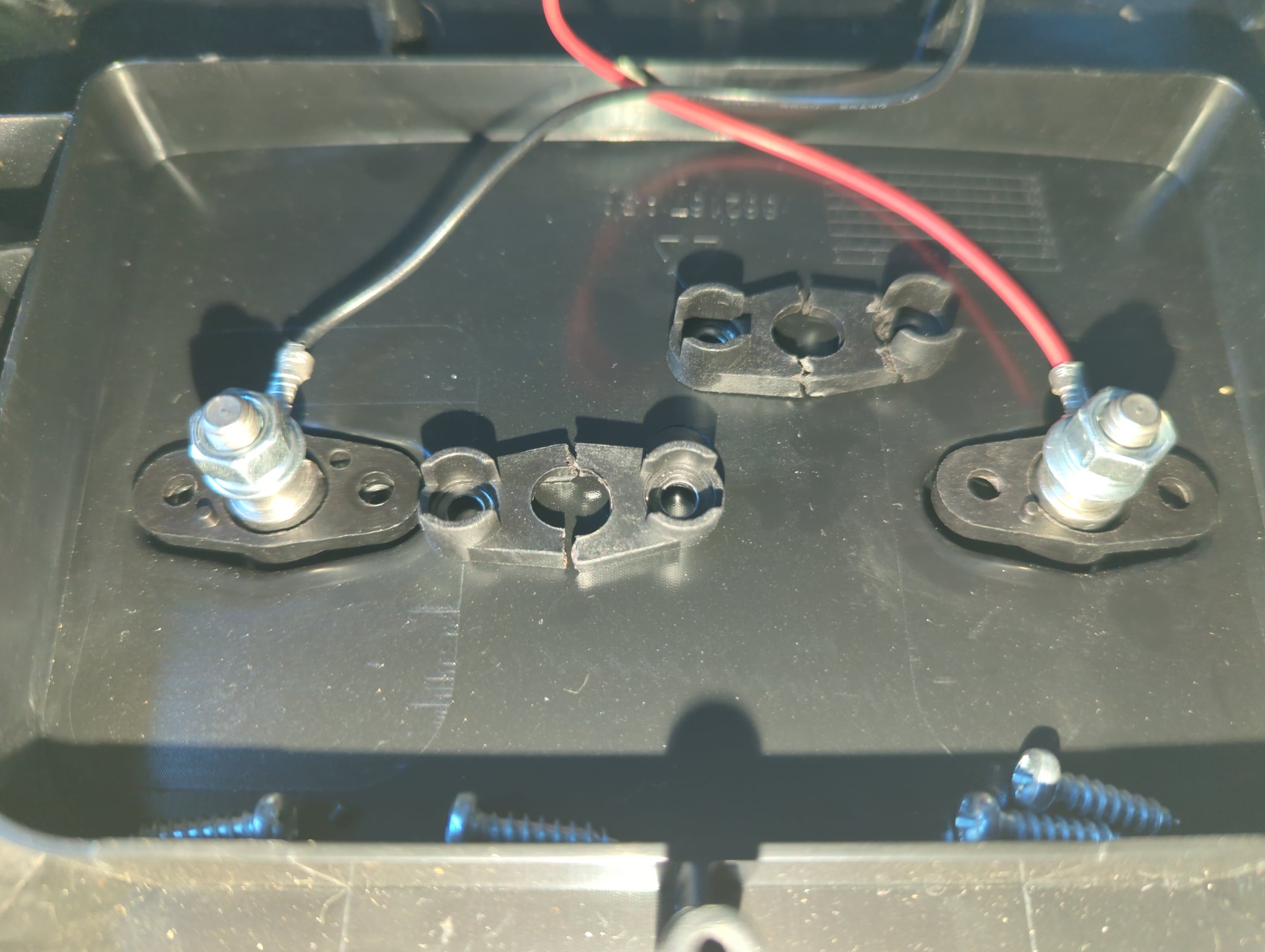 Bộ phận lắp pin docking Yardforce thay thế chắc chắn hơn