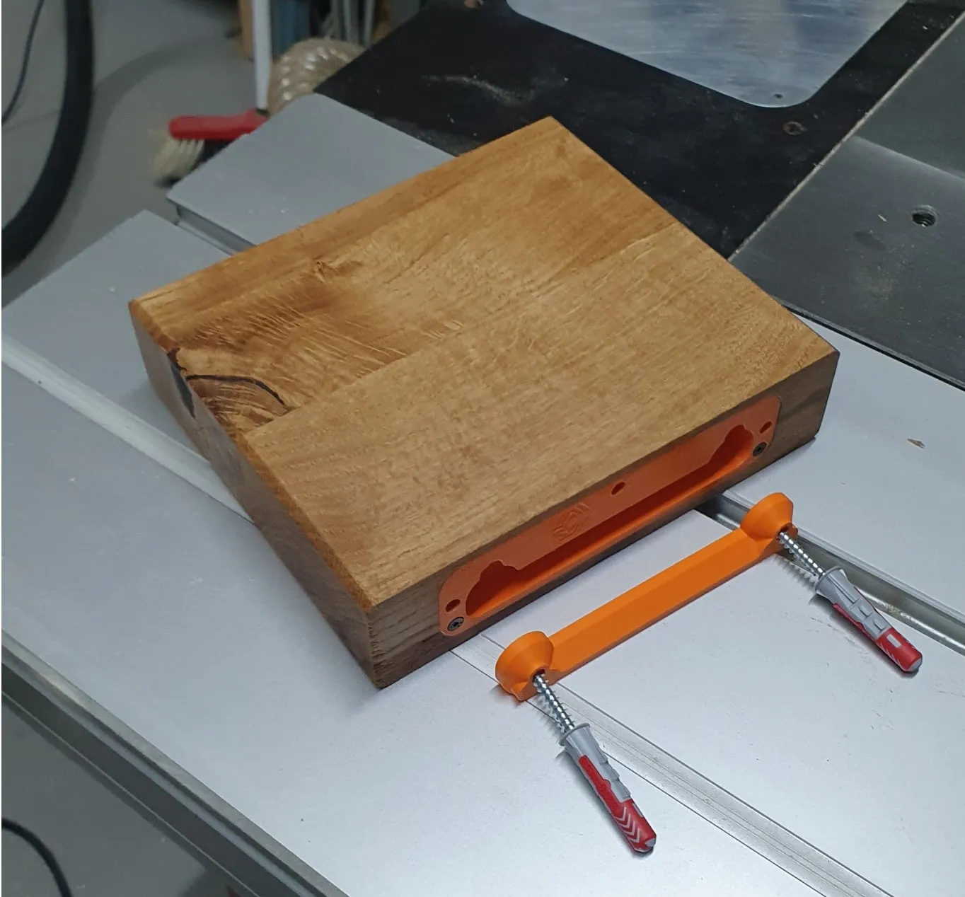 Giá đỡ kệ ẩn lắp đặt trên tường