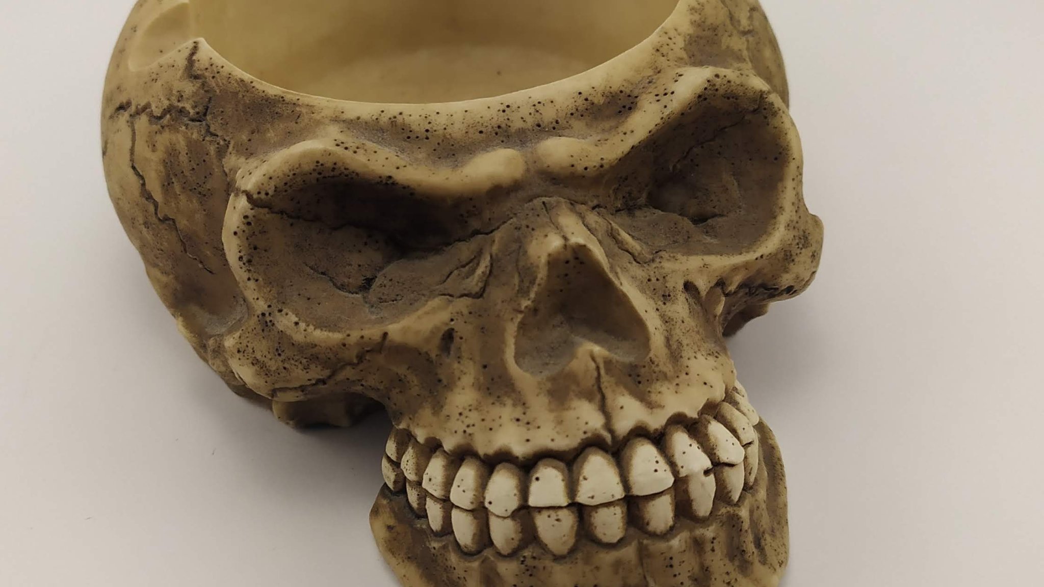 Gạt tàn thuốc lá hình đầu lâu nghệ thuật