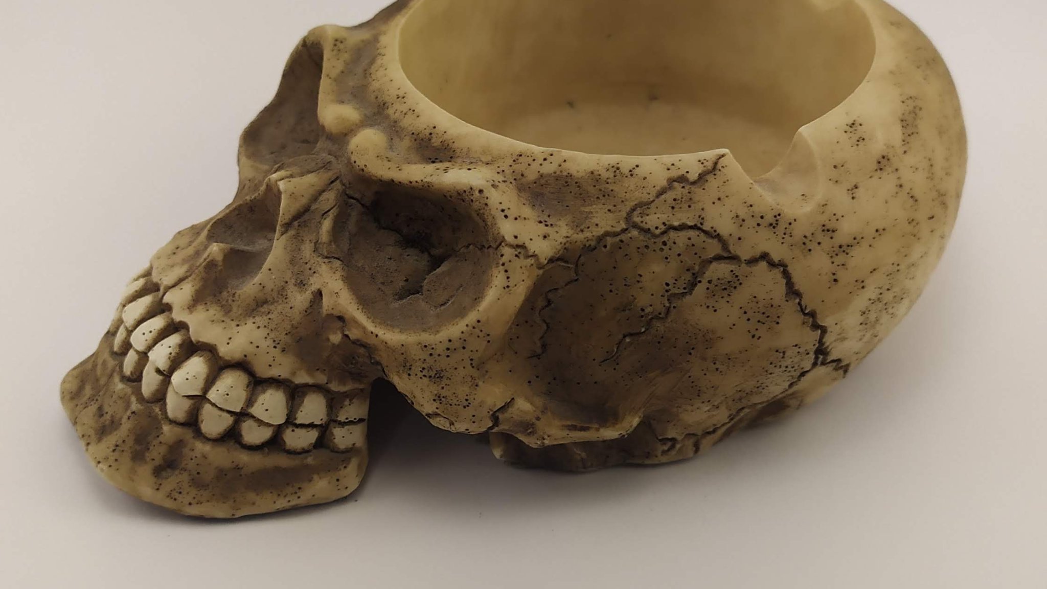 Gạt tàn thuốc lá hình đầu lâu nghệ thuật