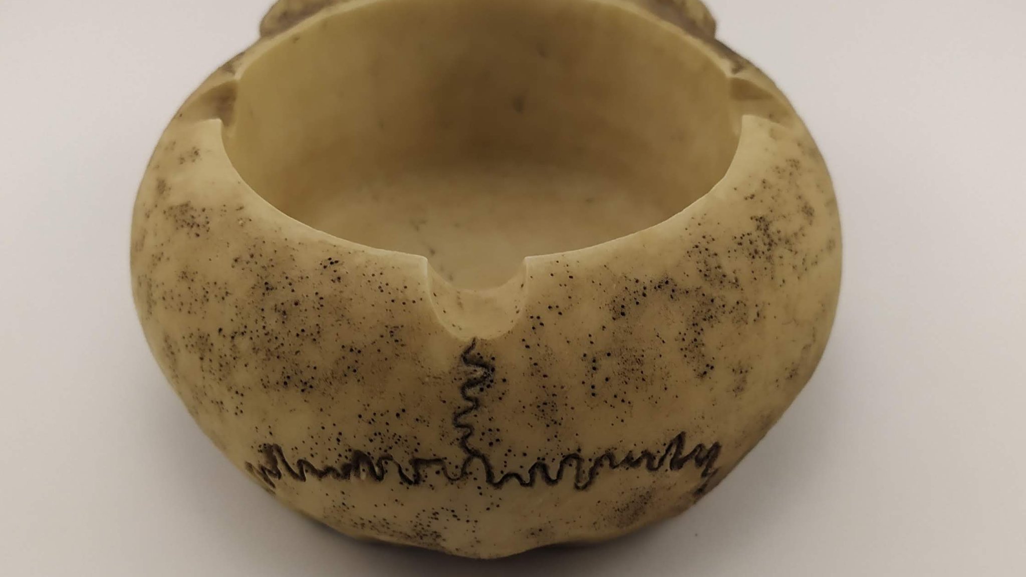 Gạt tàn thuốc lá hình đầu lâu nghệ thuật