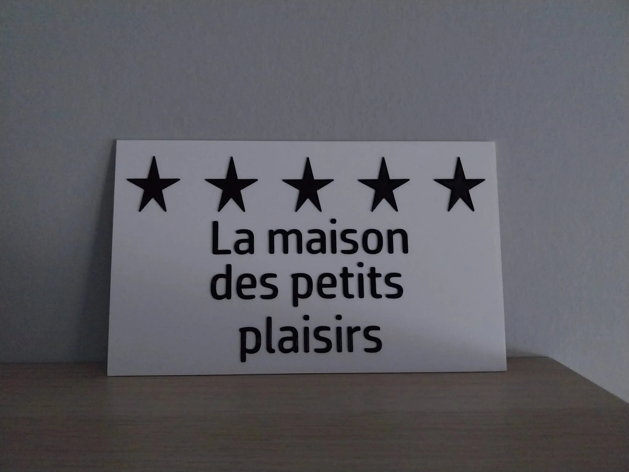 Biển hiệu 'La maison des petits plaisirs' cho bạn bè Pháp
