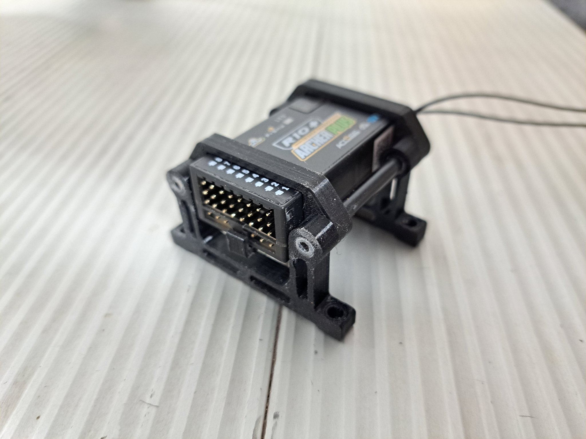 Giá đỡ thu phát Frsky Archer R10+ cho máy bay động cơ xăng