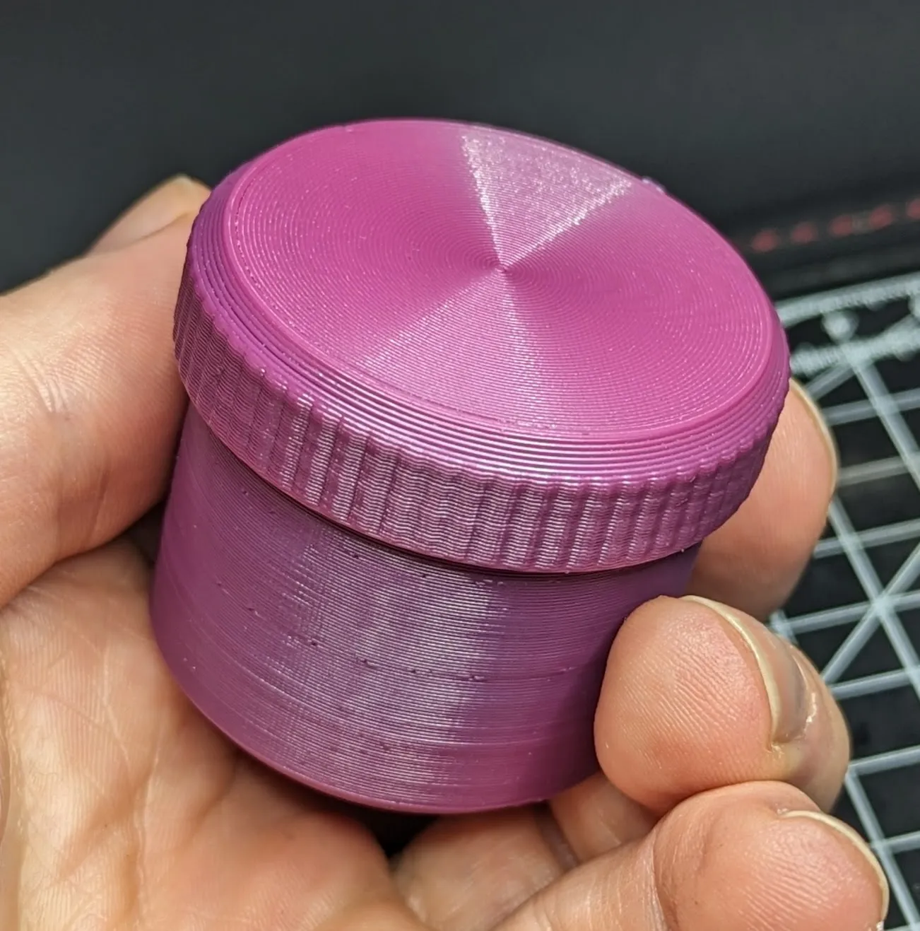 Bình tròn nhỏ với bề mặt gờ sóng