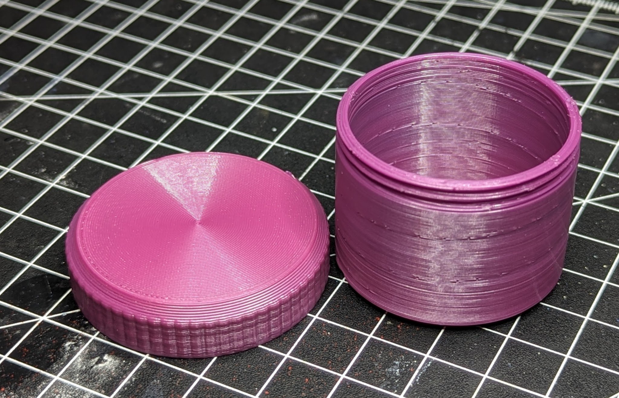 Bình tròn nhỏ với bề mặt gờ sóng