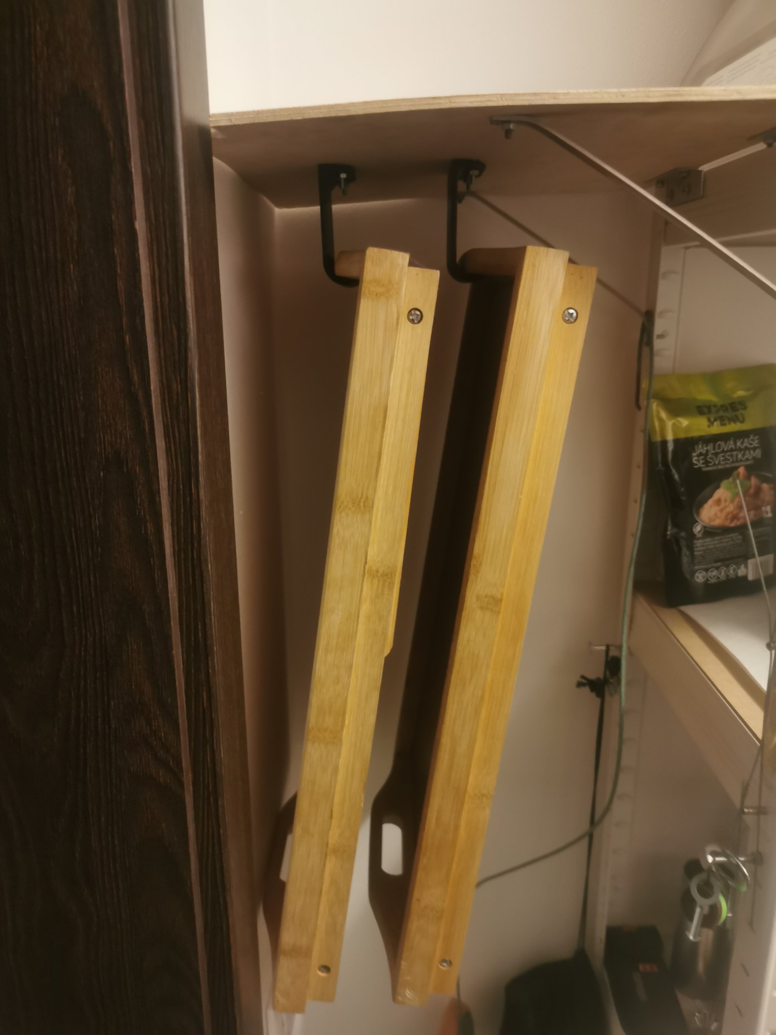 Móc treo bàn ăn sáng trong tủ quần áo