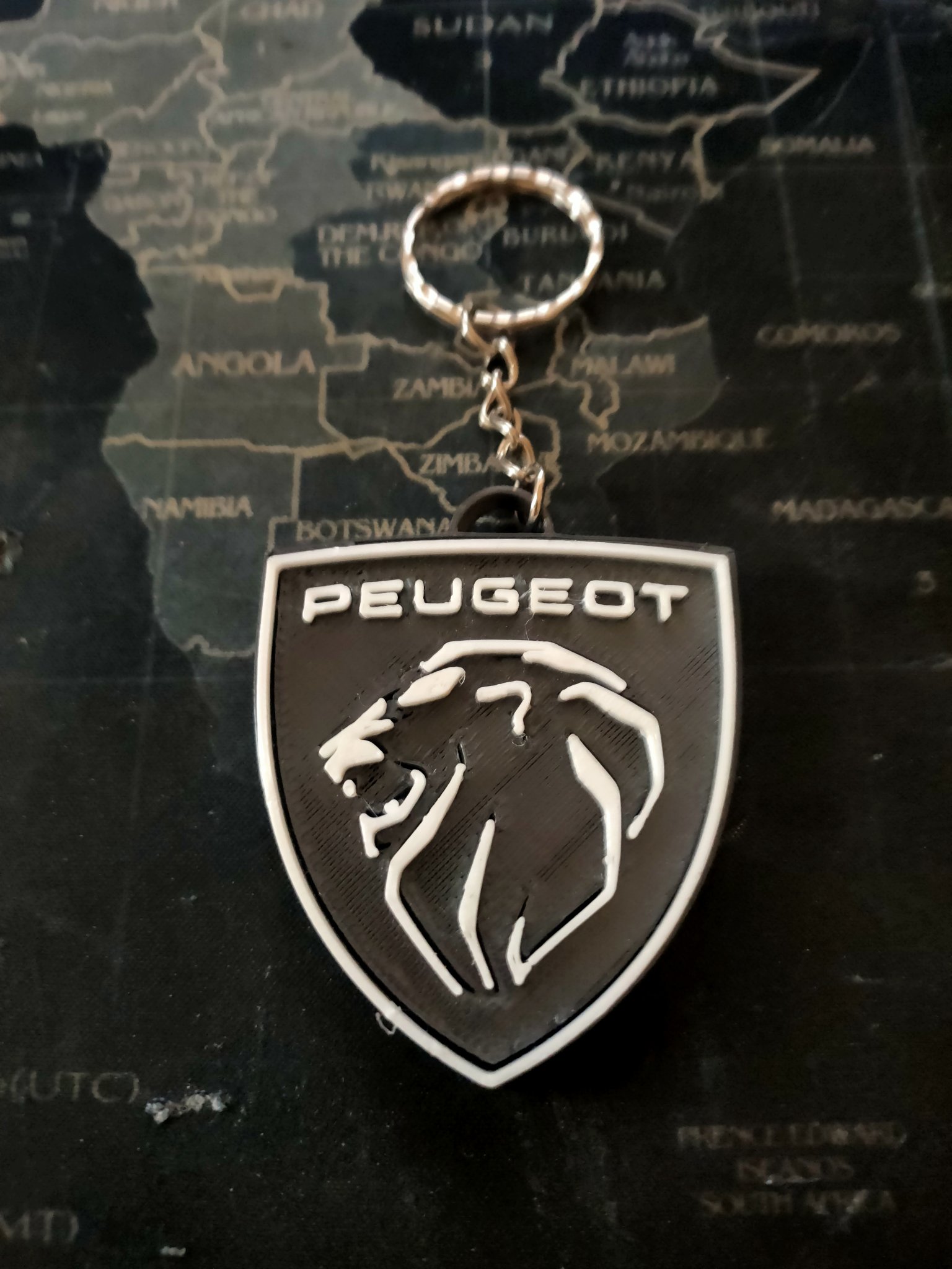 Móc khóa Peugeot với logo đặc trưng cho chìa khóa của bạn