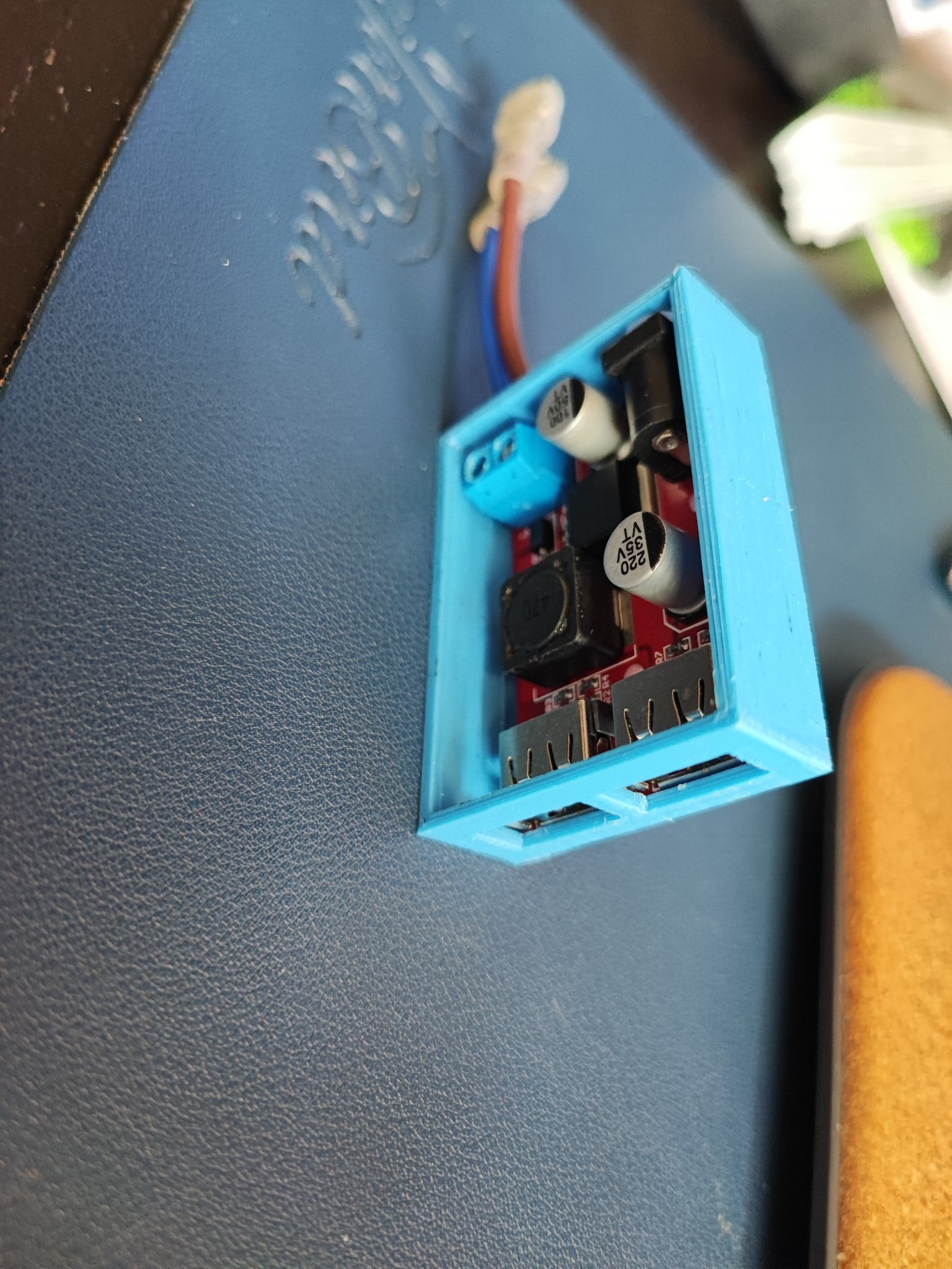 Vỏ cho bộ sạc USB đôi từ Bastelgarage