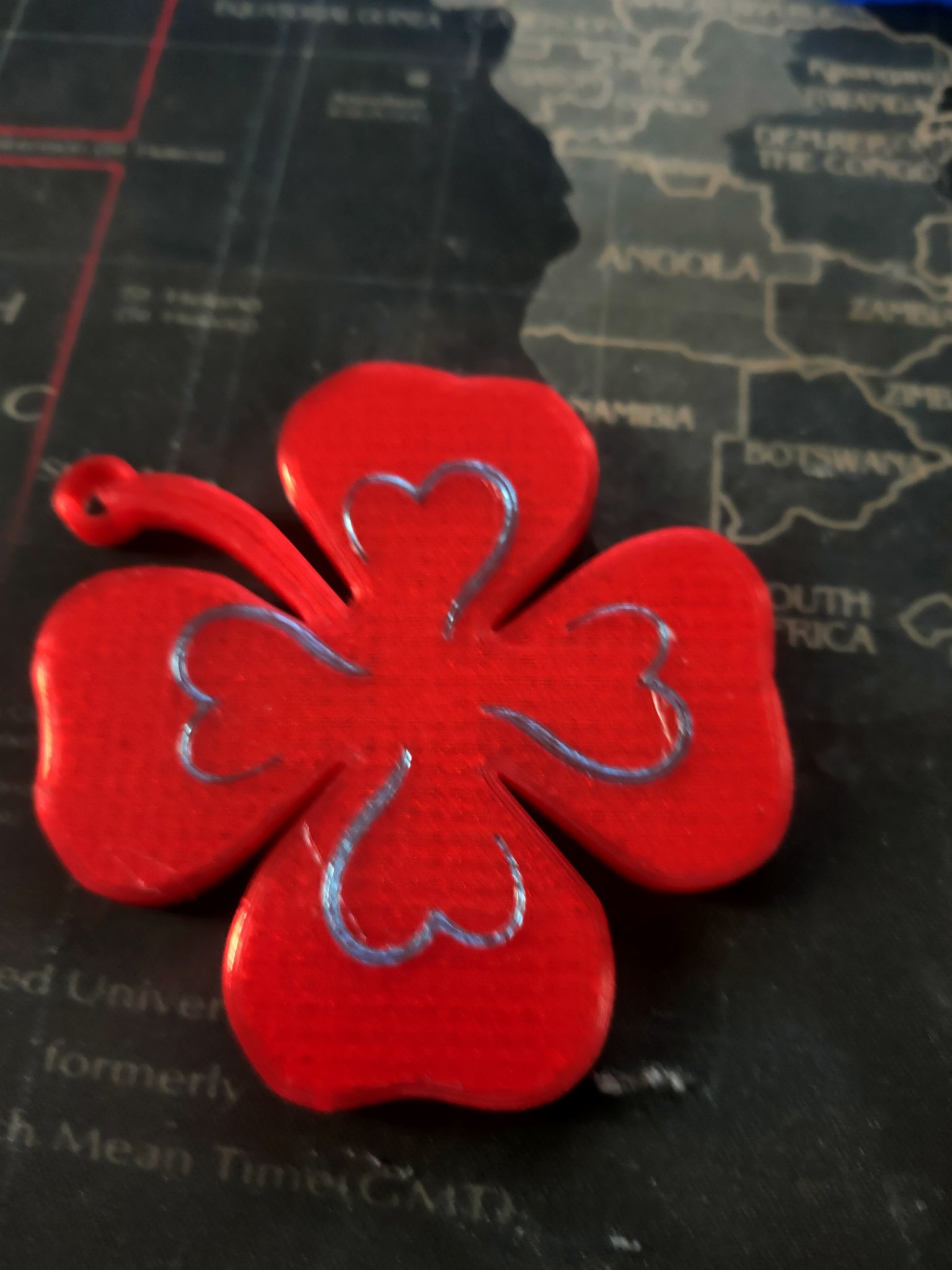 Móc khóa bốn lá mang lại may mắn