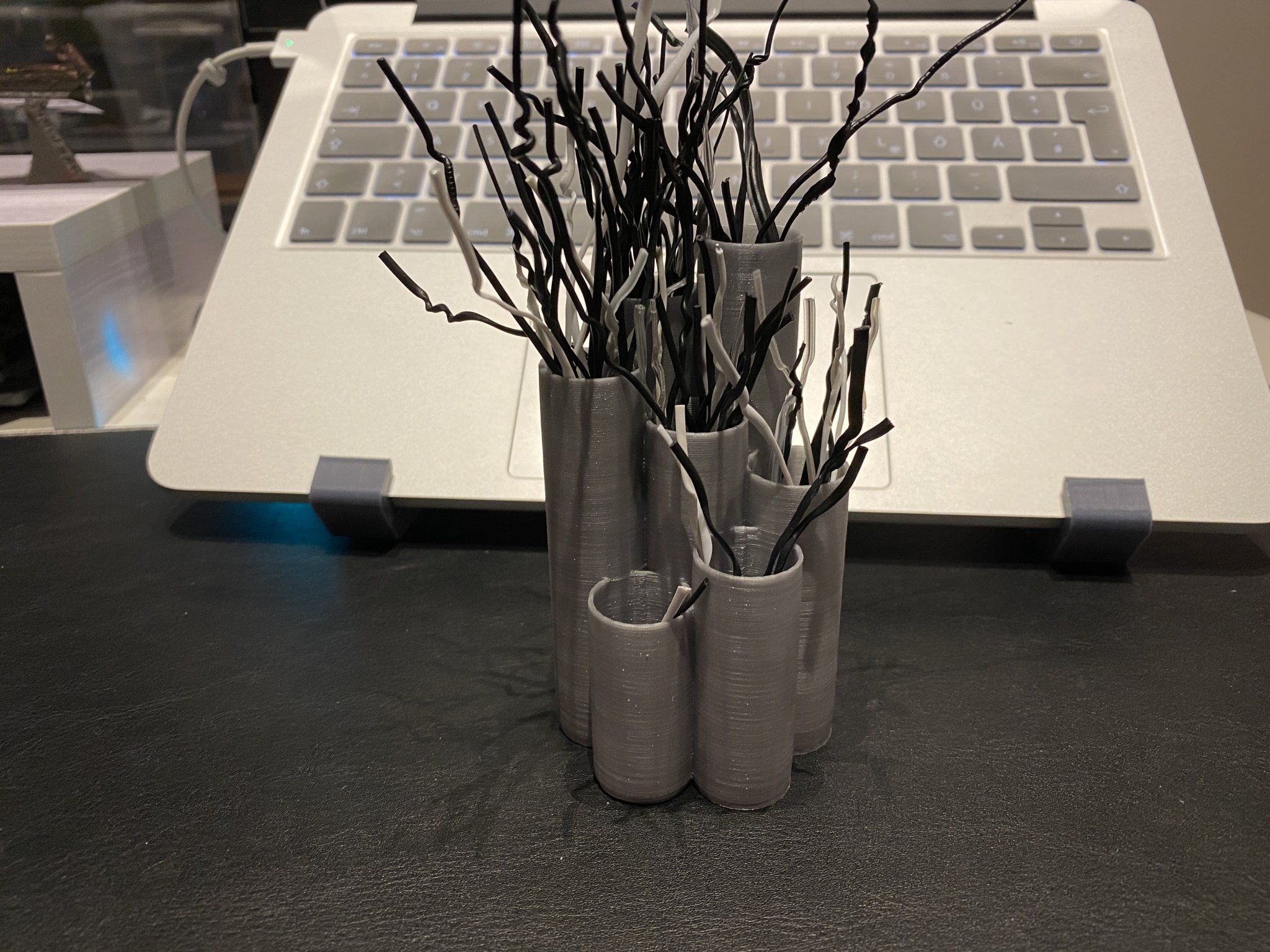 Giá đỡ dây cáp đa năng cho bàn làm việc