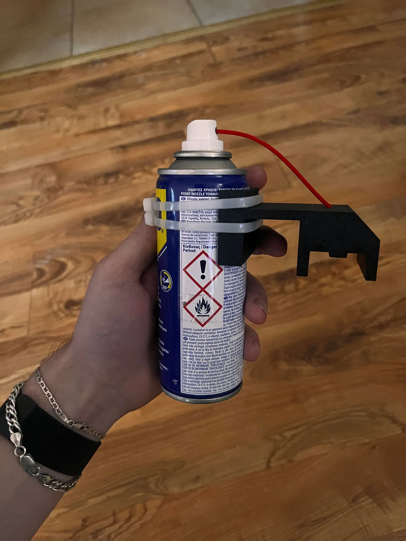 Bộ phận bôi dầu xích xe máy góc cạnh