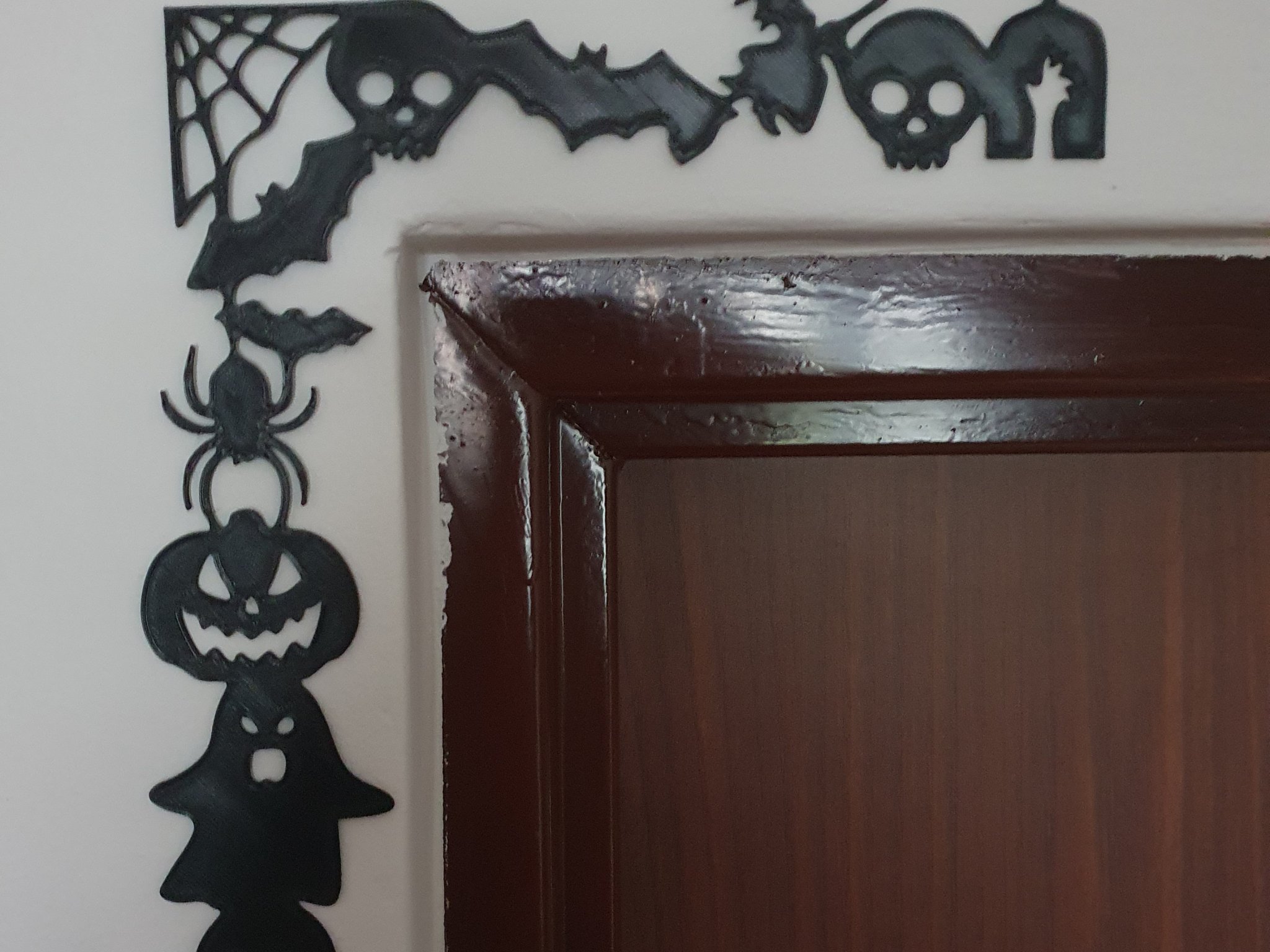 Góc trang trí Halloween với đèn bí ngô và mạng nhện