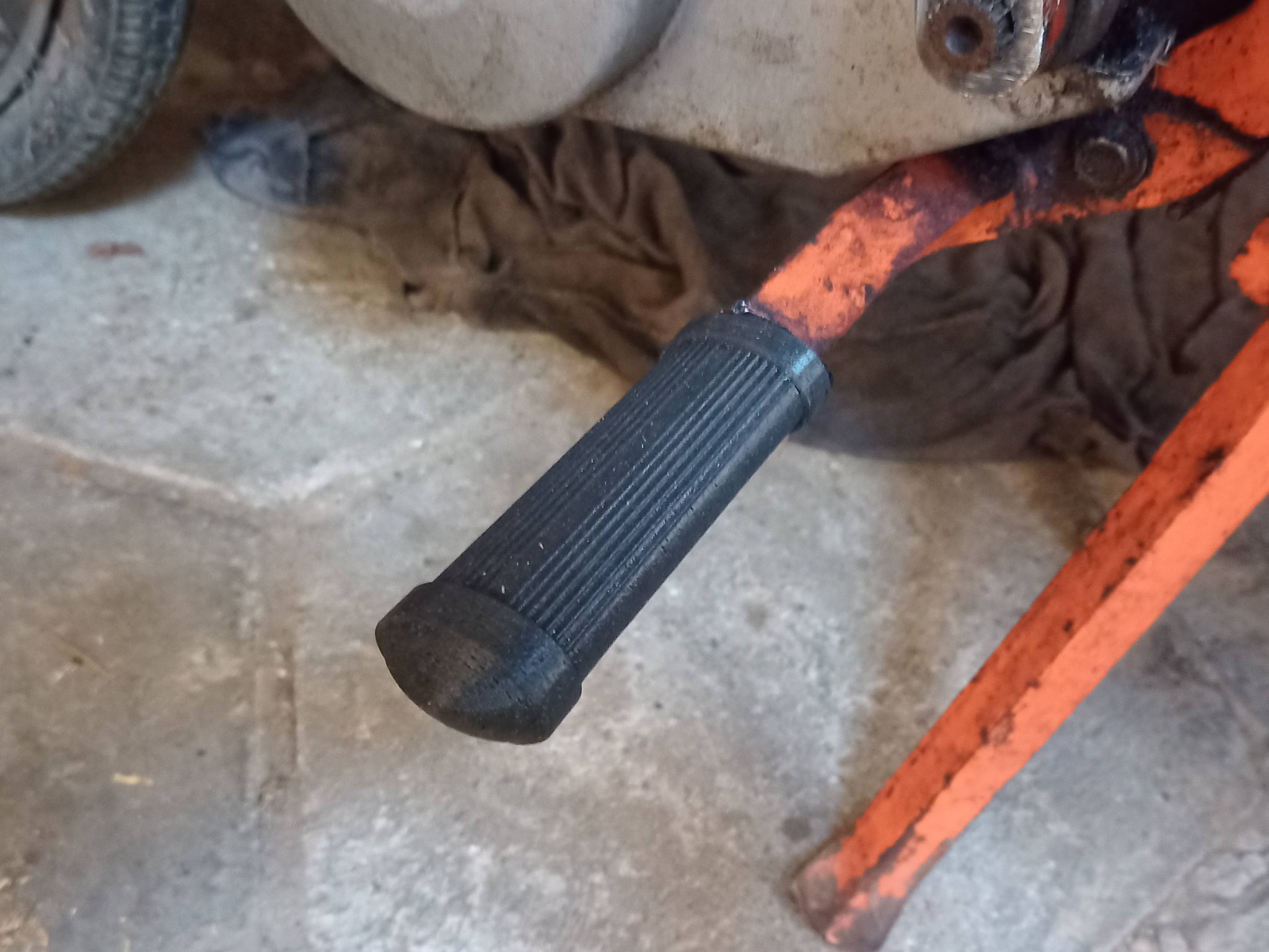 Bệ để chân lái xe Romet với lỗ tròn