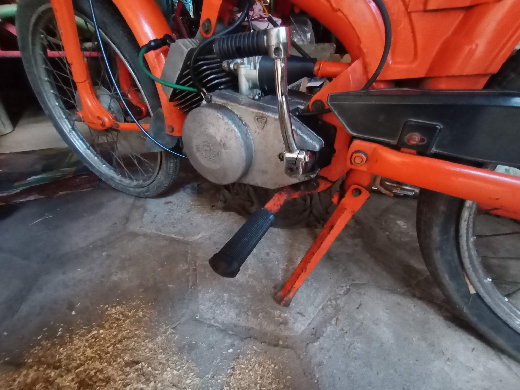 Bệ để chân lái xe Romet với lỗ tròn