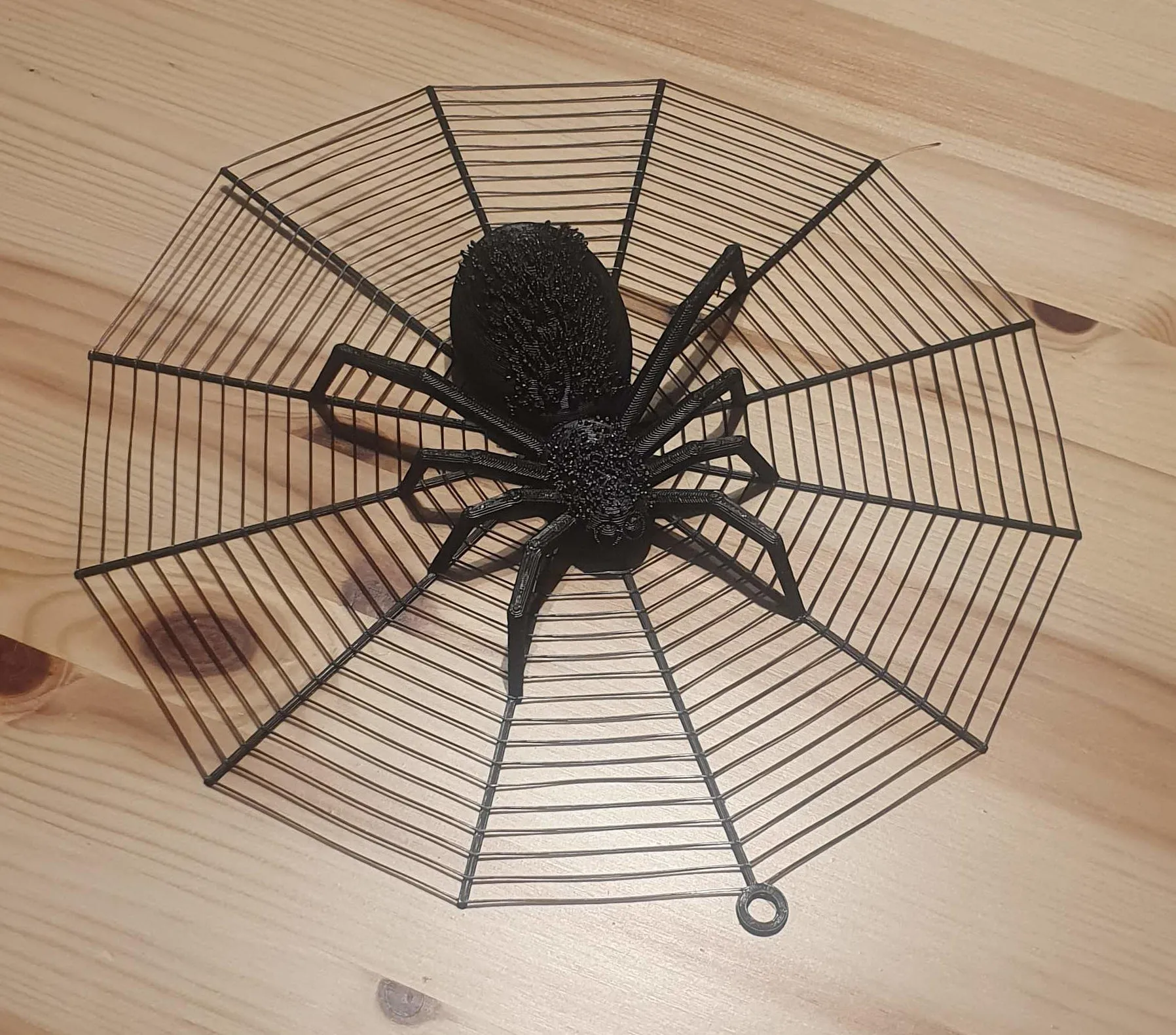 Nhện Halloween trong lưới với hai kích thước khác nhau