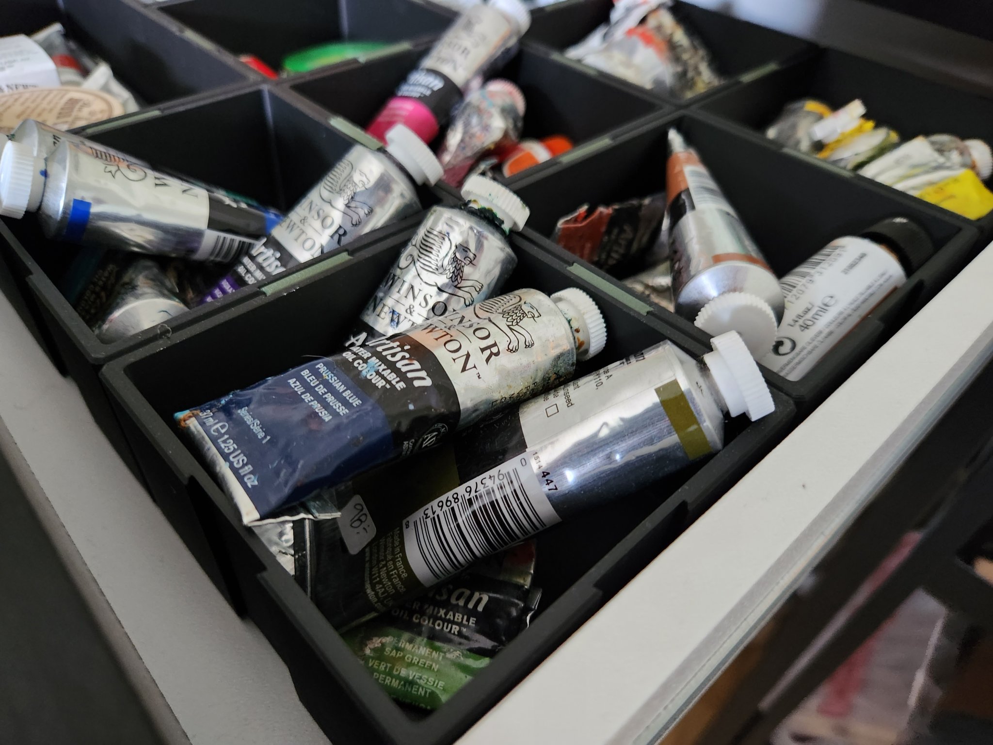 Tổ chức ngăn kéo đơn giản với hộp và bộ kết hợp