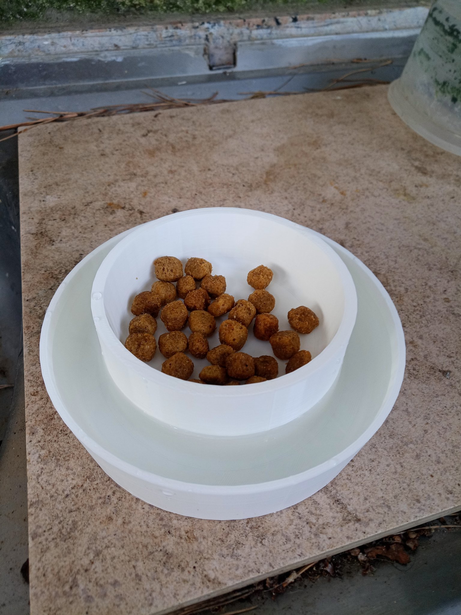 Bát ăn cho mèo chống kiến với thiết kế trống nước