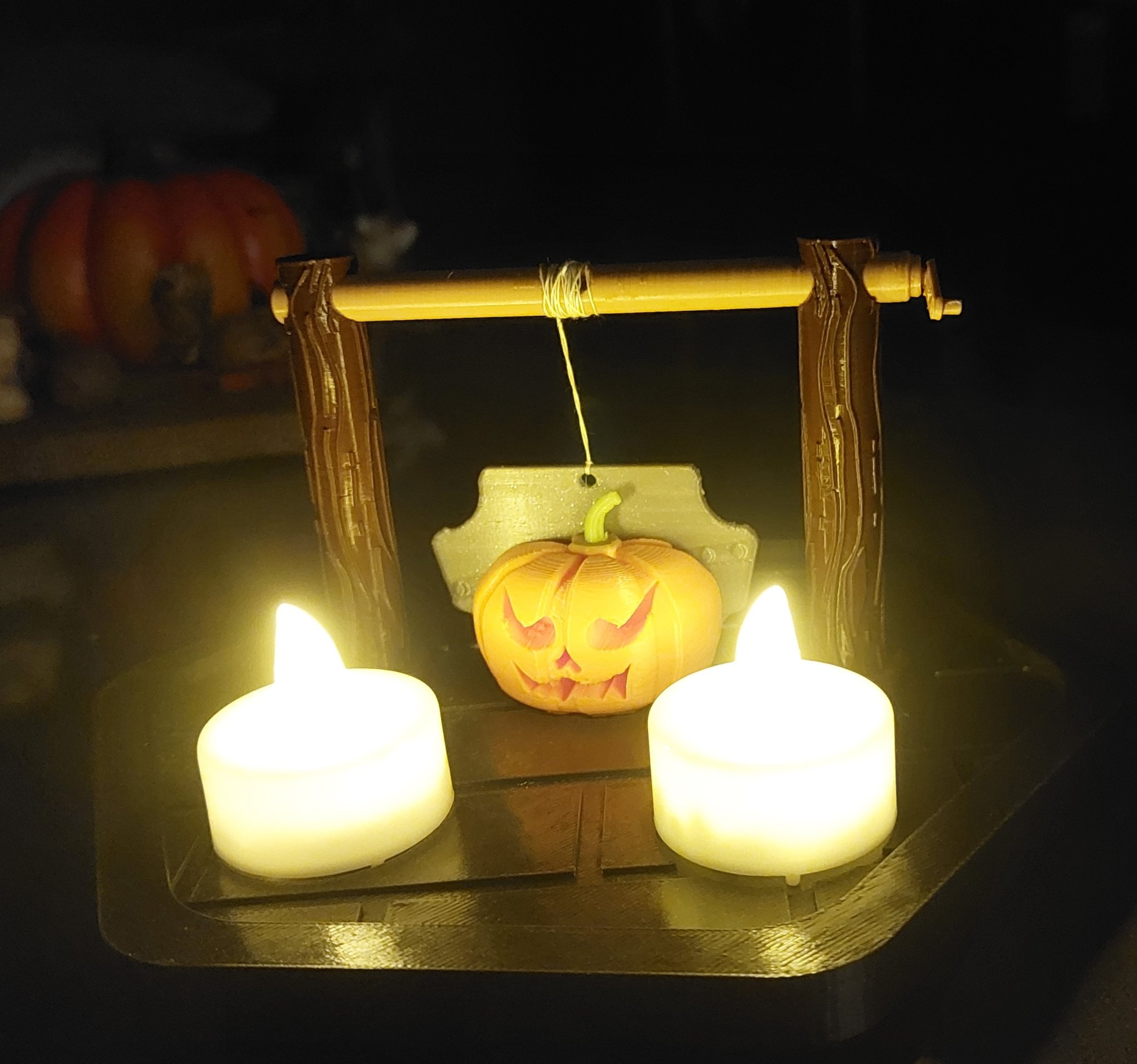 Cái guillotine bí ngô trang trí Halloween độc đáo