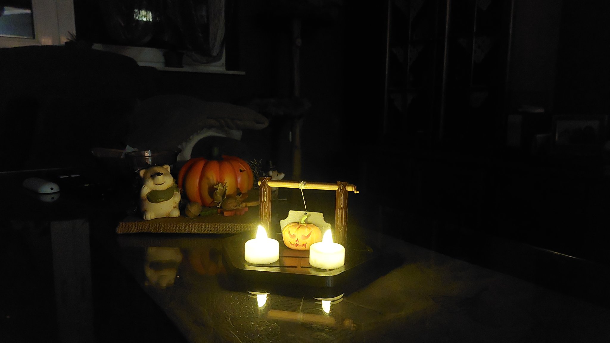 Cái guillotine bí ngô trang trí Halloween độc đáo