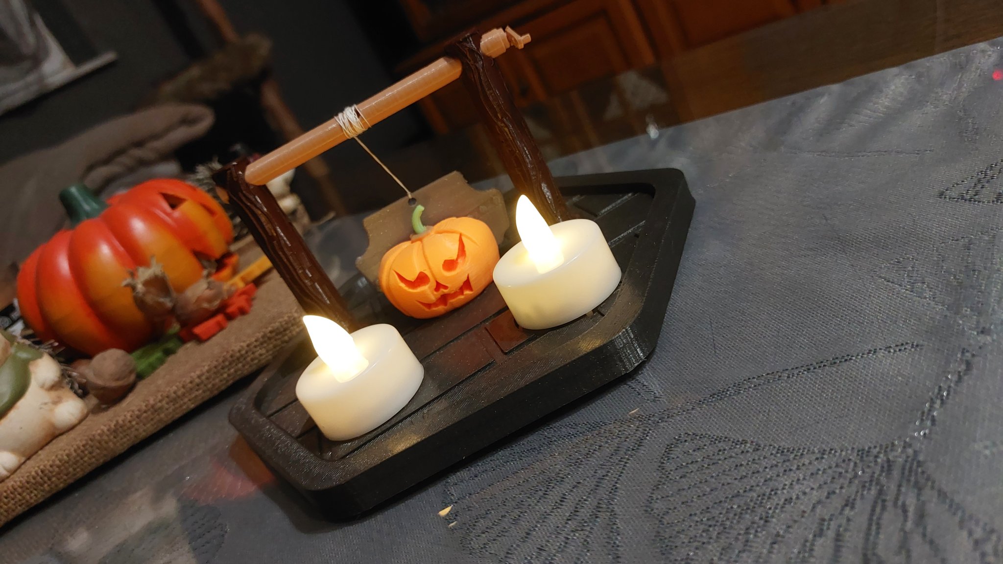 Cái guillotine bí ngô trang trí Halloween độc đáo