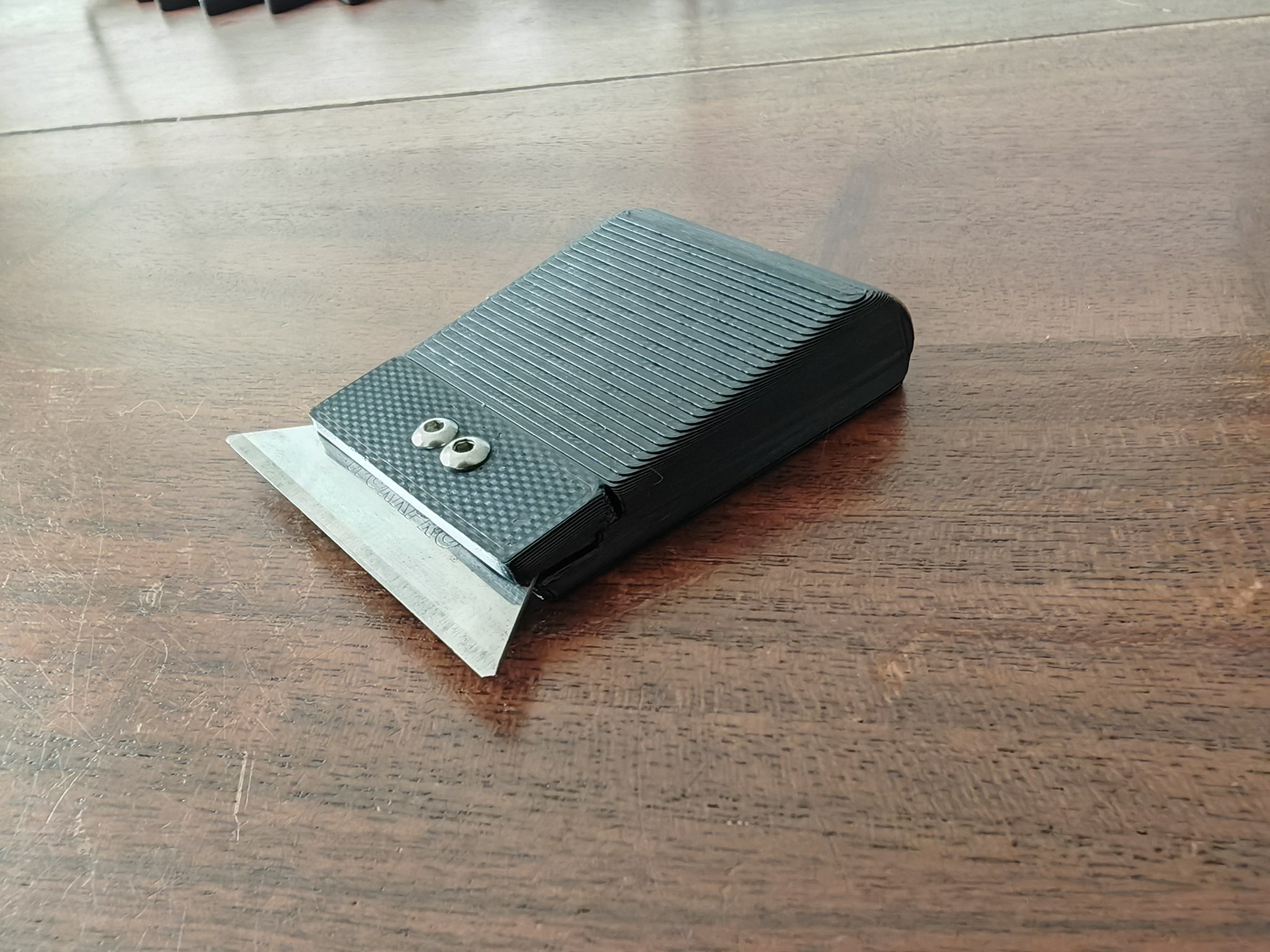 Dao cạo tiện ích với thiết kế góc cạnh thoải mái hơn