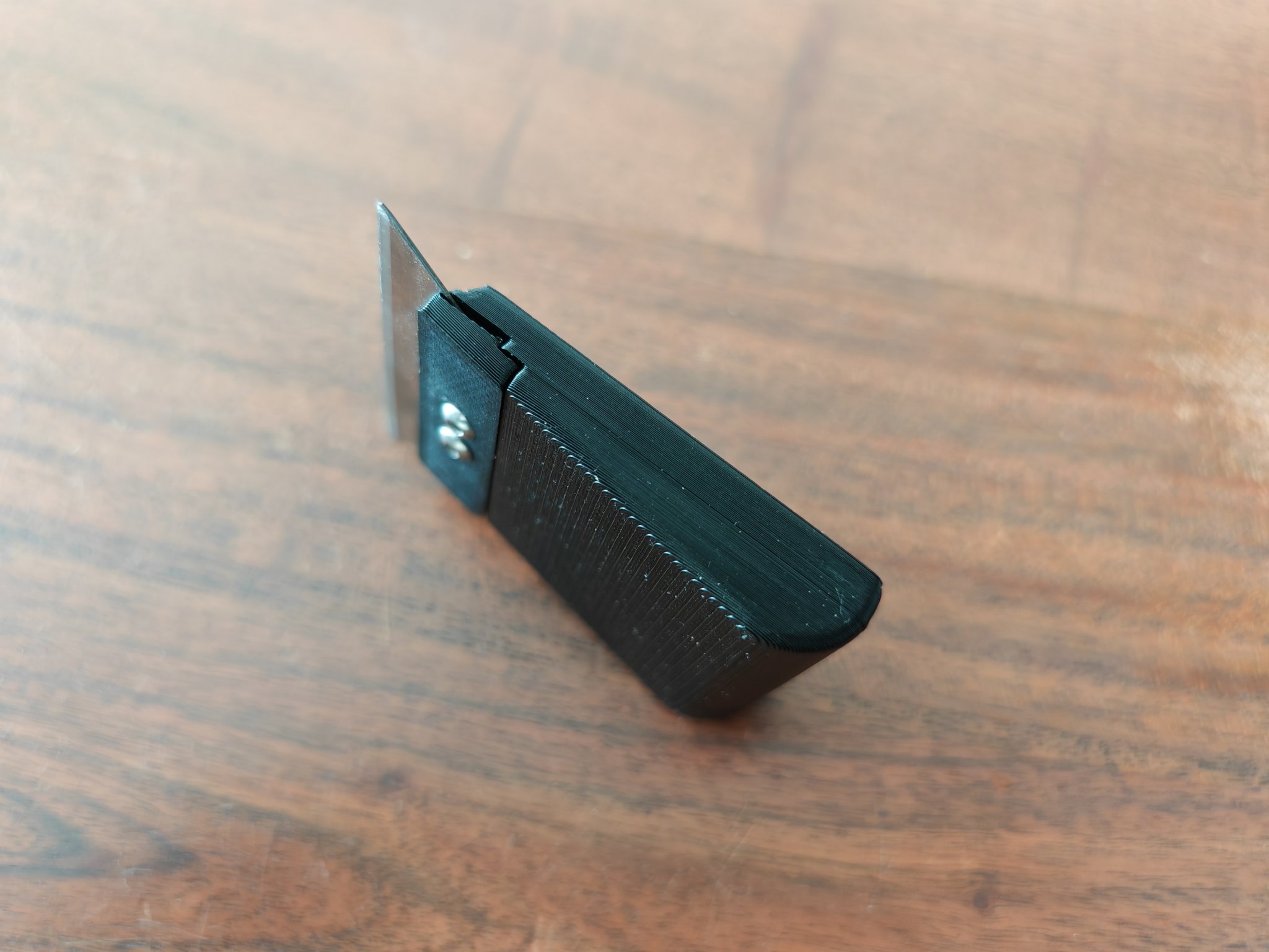 Dao cạo tiện ích với thiết kế góc cạnh thoải mái hơn