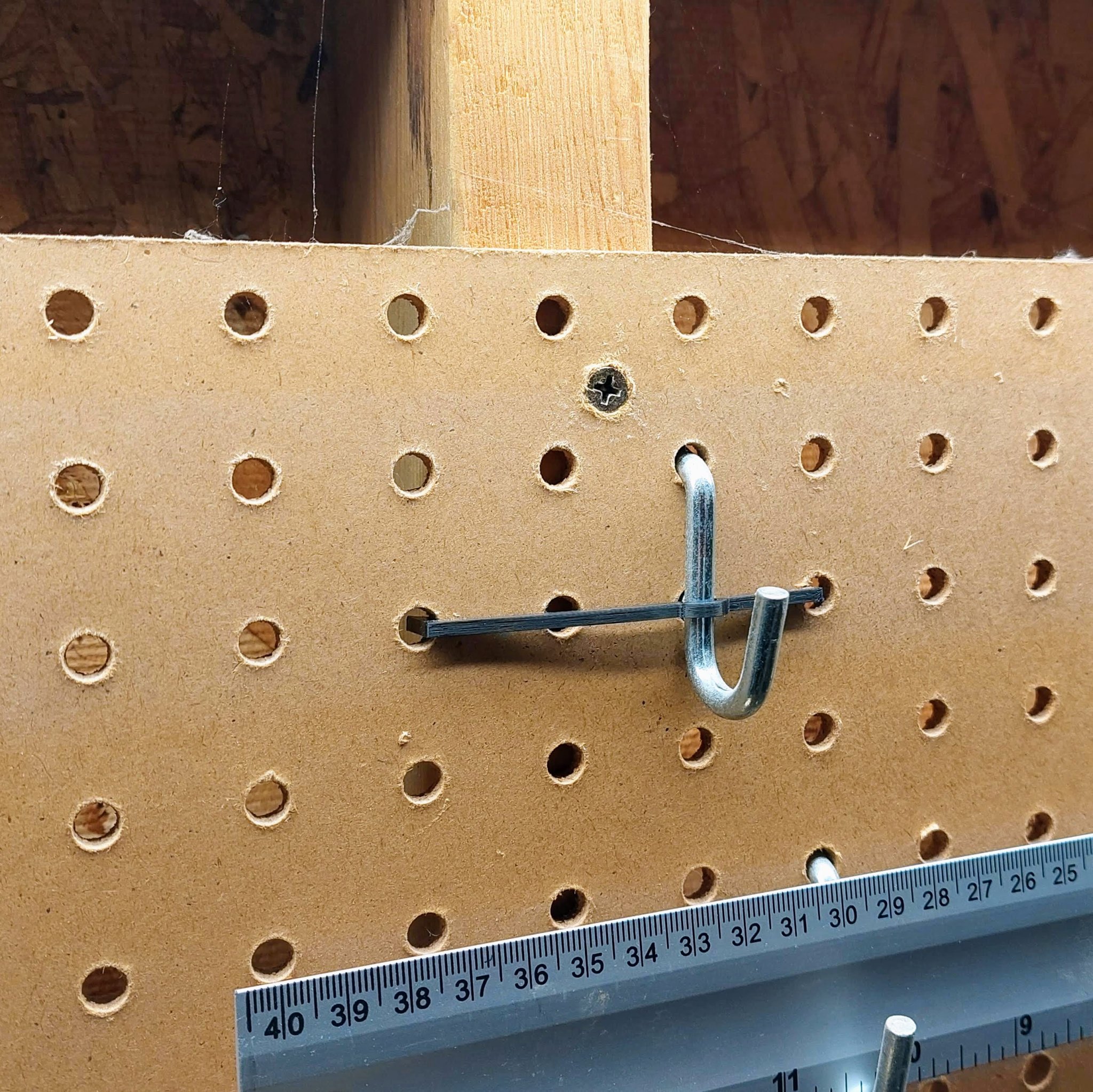 Kẹp bảng ghim với thiết kế mở rộng cho lỗ bên cạnh