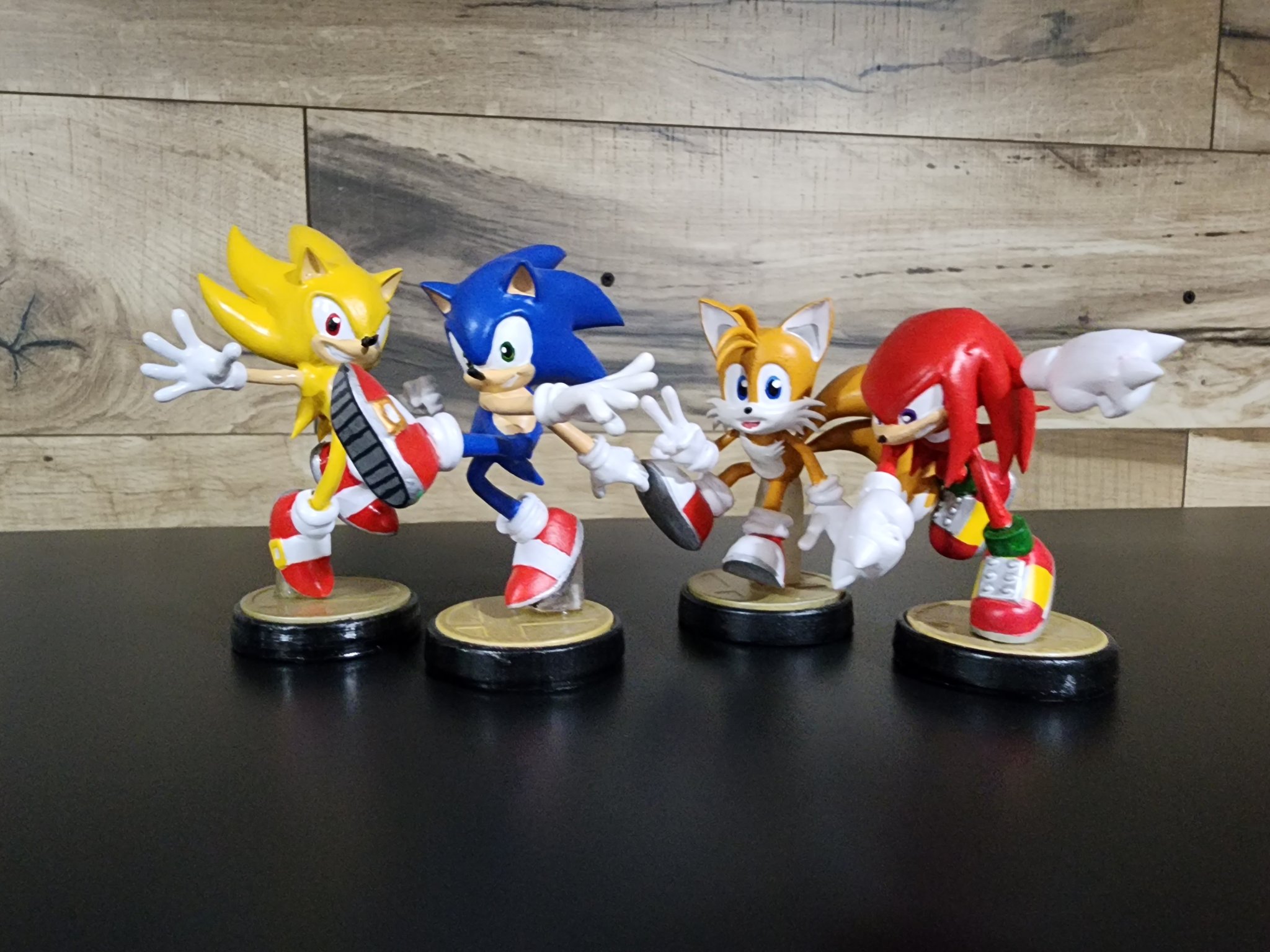 Bộ tượng nhân vật Team Sonic: Sonic, Tails, Knuckles và Super Sonic