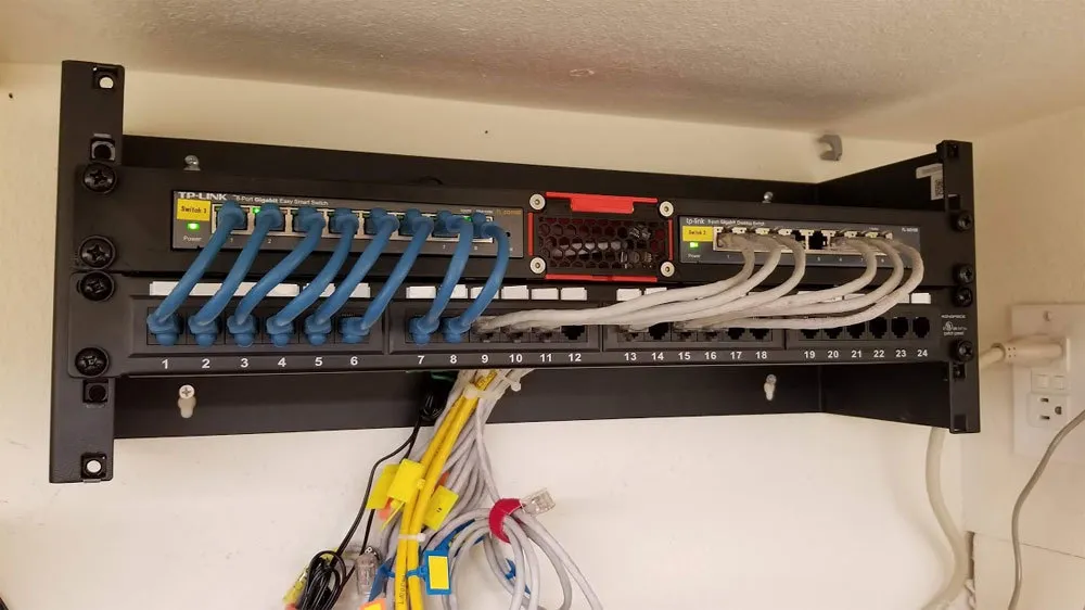 Giá đỡ relay 1U mô-đun cho switch TP-Link TL-SG108 hoặc Netgear GS308