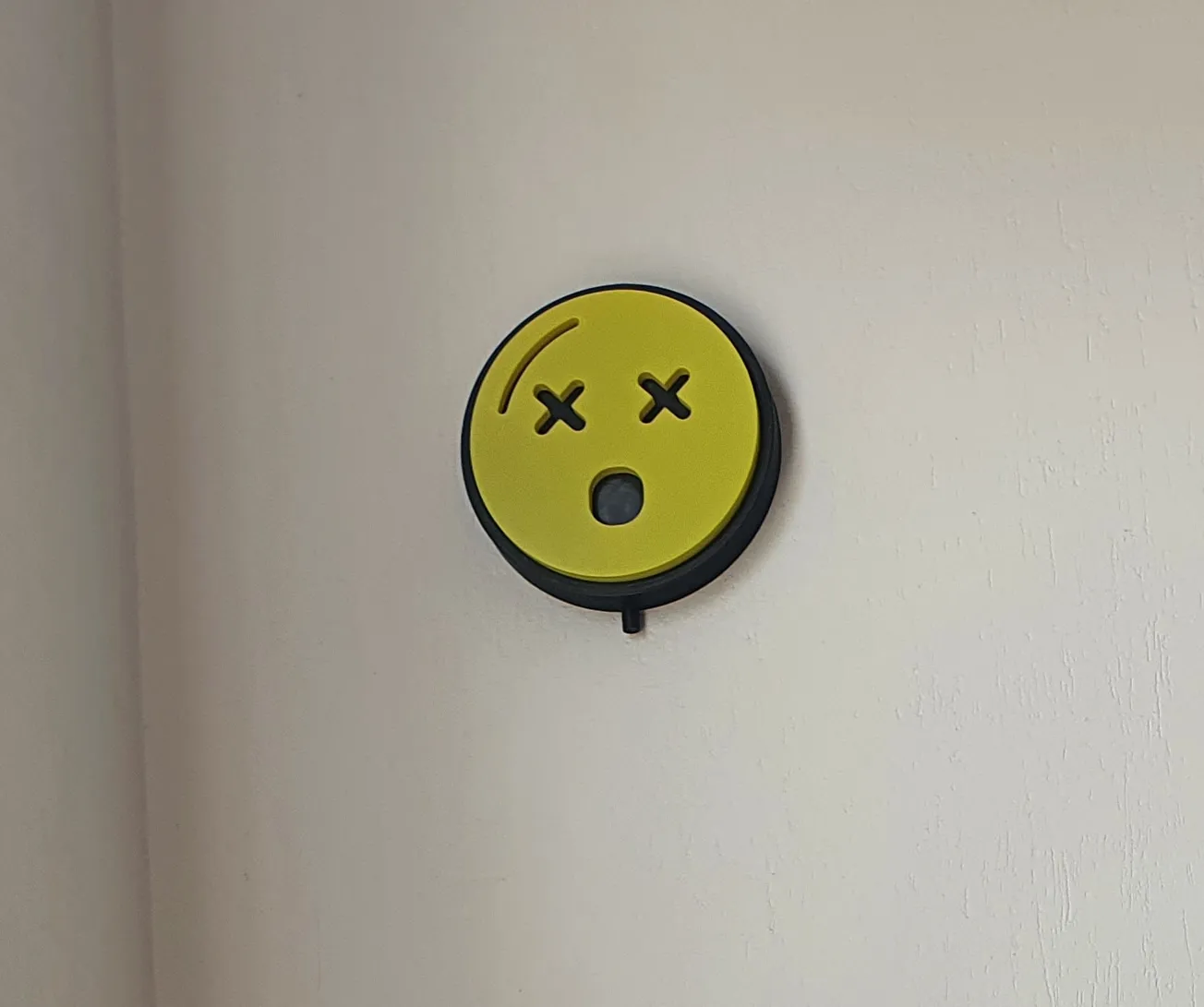 Đèn bàn hình emoji chết với thiết kế độc đáo