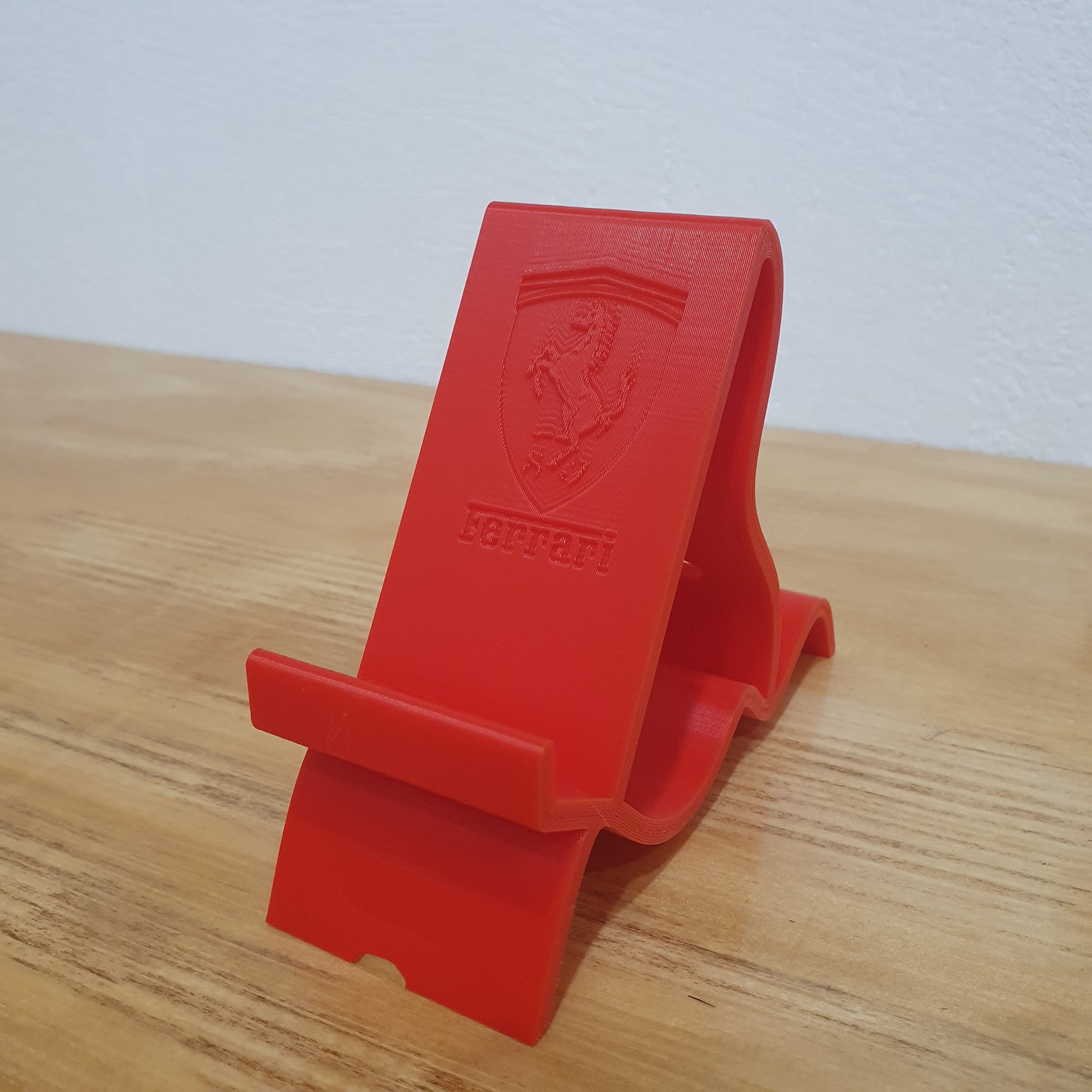 Giá đỡ điện thoại tối giản có logo Ferrari