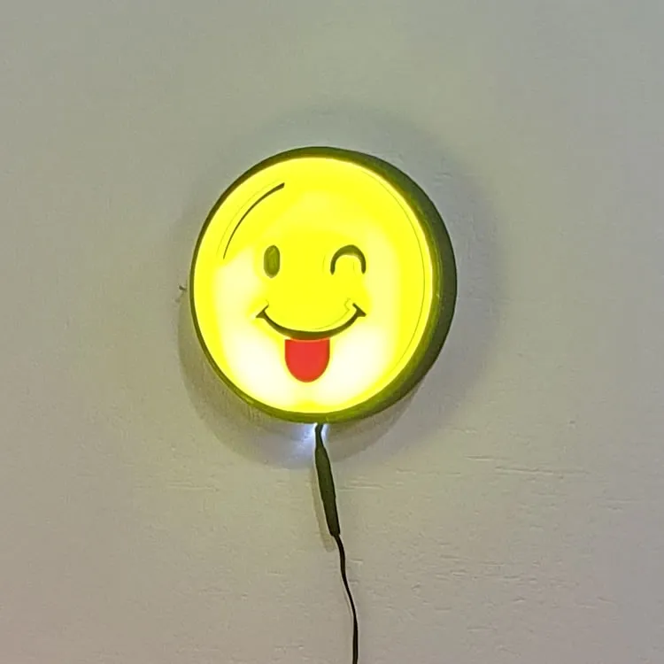 Đèn LED hình emoji thè lưỡi độc đáo