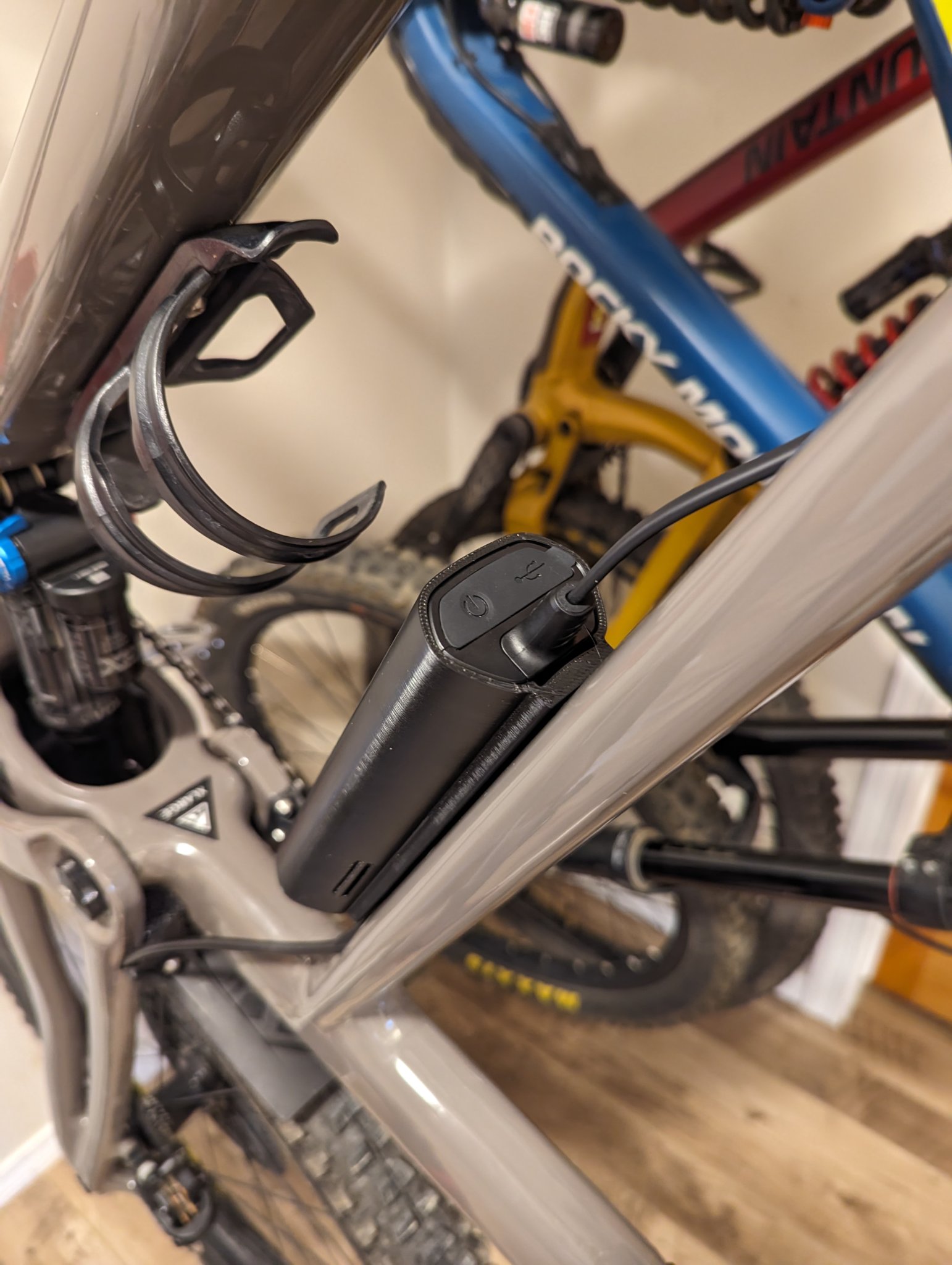 Bộ giá đỡ bình nước Magicshine MJ-6118 cho xe đạp MTB