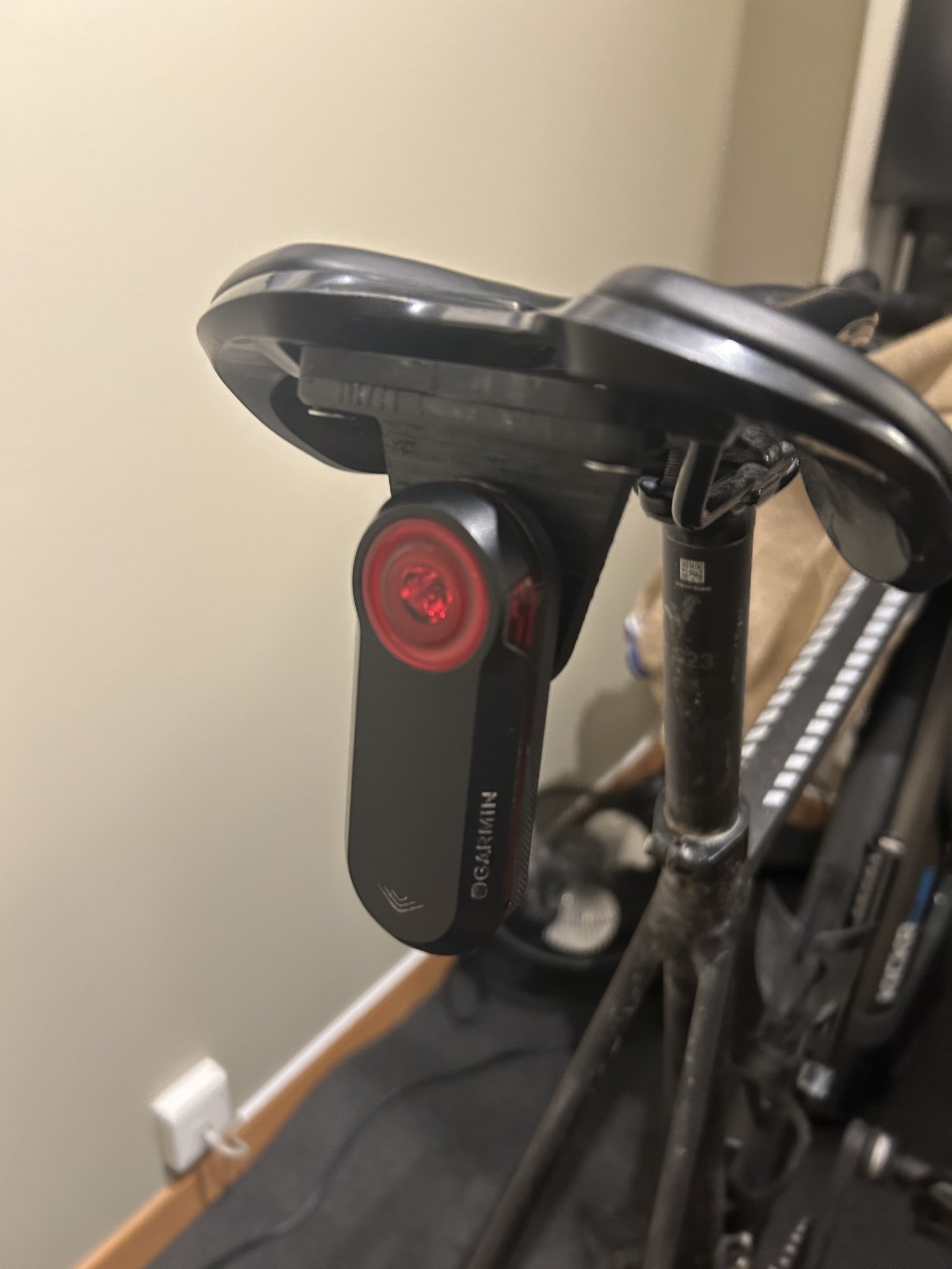 Giá đỡ Garmin Varia với Airtag cho yên Specialized