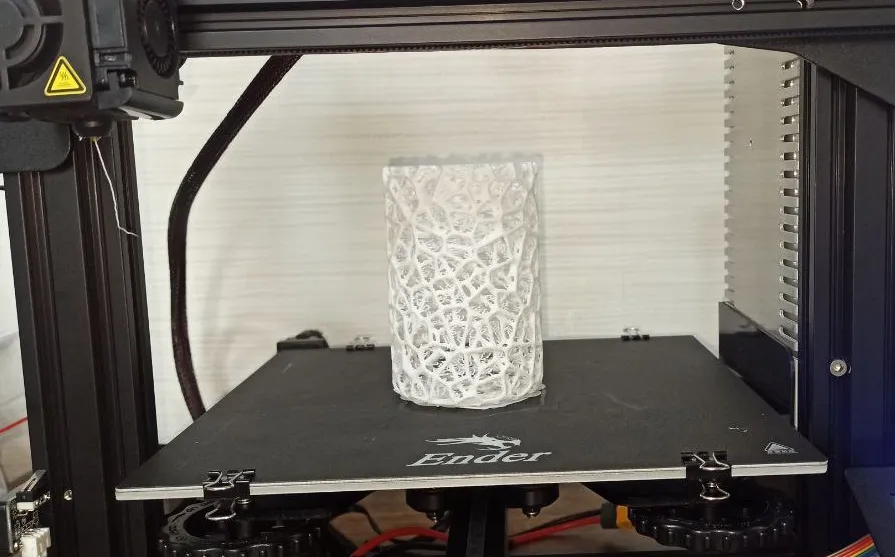 Cốc bút với hiệu ứng Voronoi