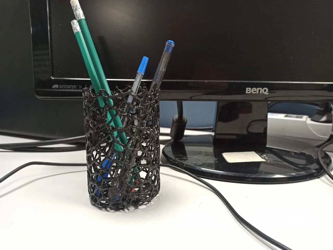 Cốc bút với hiệu ứng Voronoi