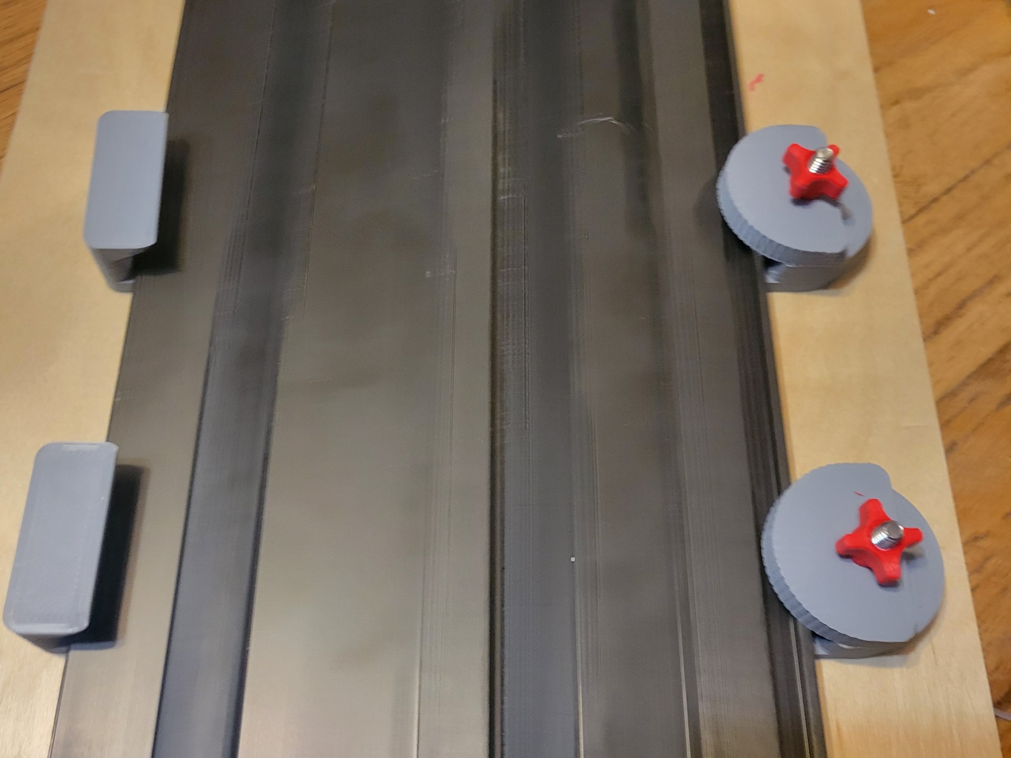 Giá treo tường cho ray Ridgid