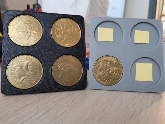 Giá đỡ cho 4 đồng xu của đồng tiền Paris