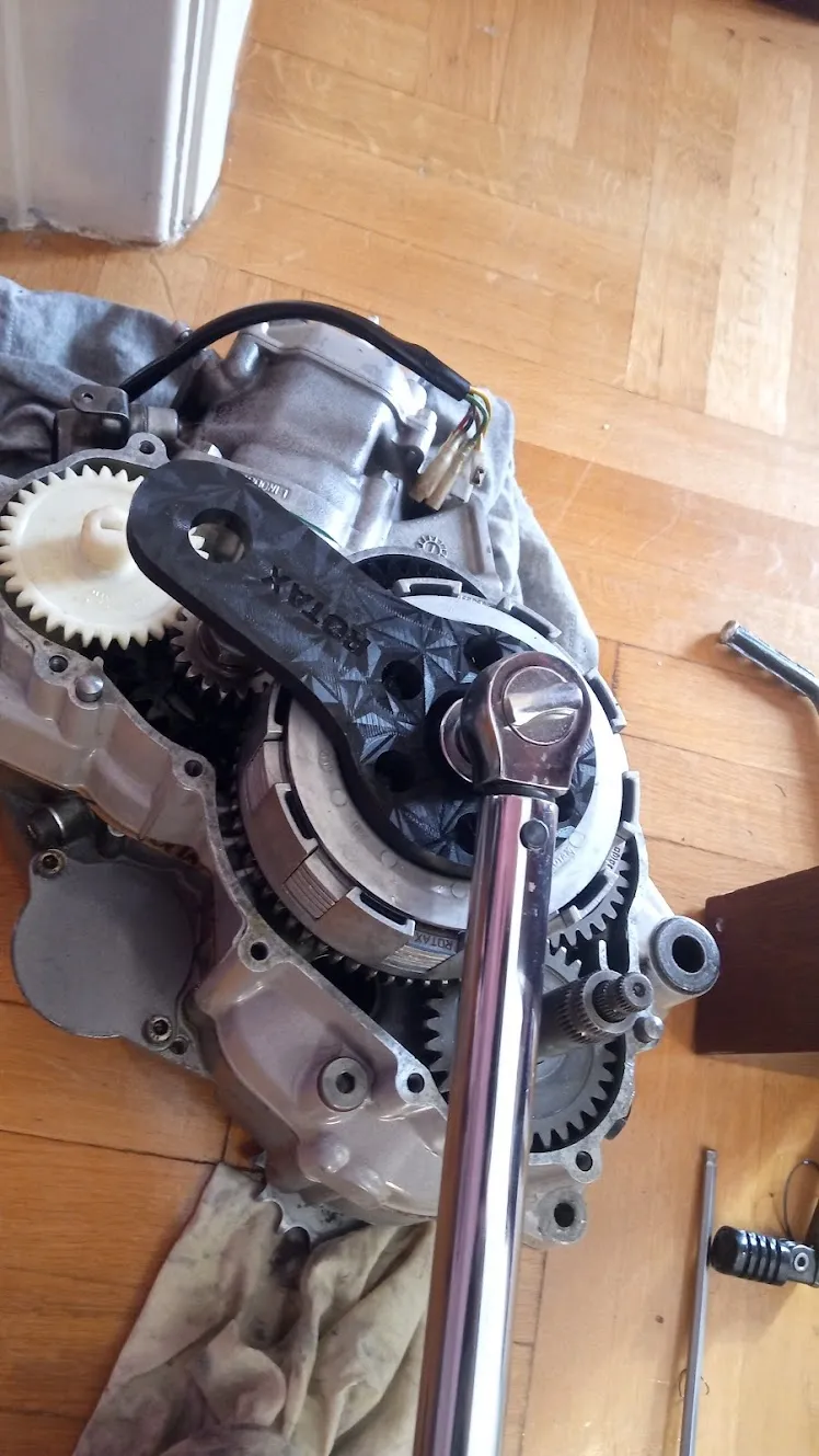 Công cụ hỗ trợ siết chặt đai ốc ly hợp cho động cơ ROTAX 123