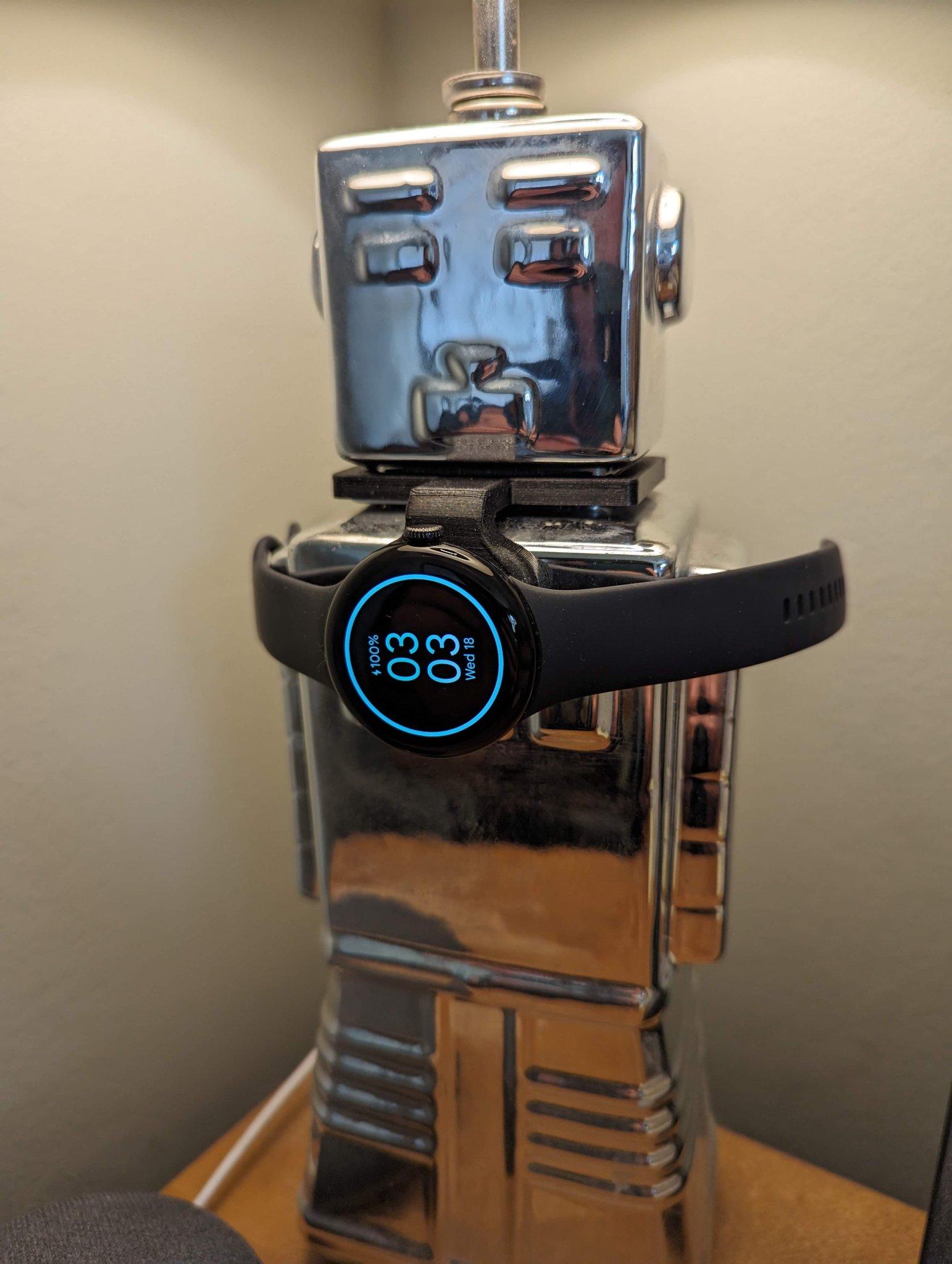 Giá đỡ sạc cho Google Pixel Watch 2 trên đèn robot