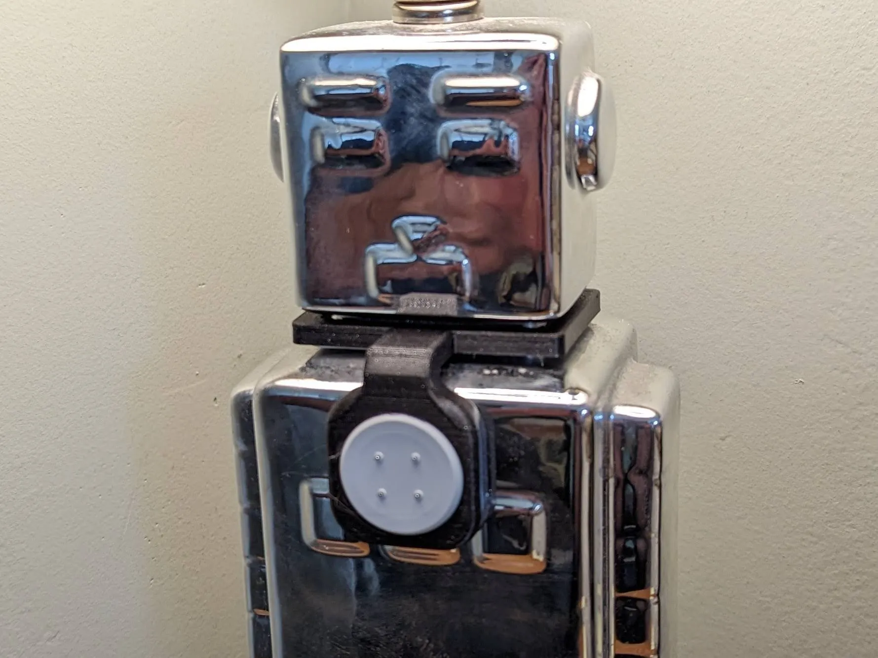 Giá đỡ sạc cho Google Pixel Watch 2 trên đèn robot